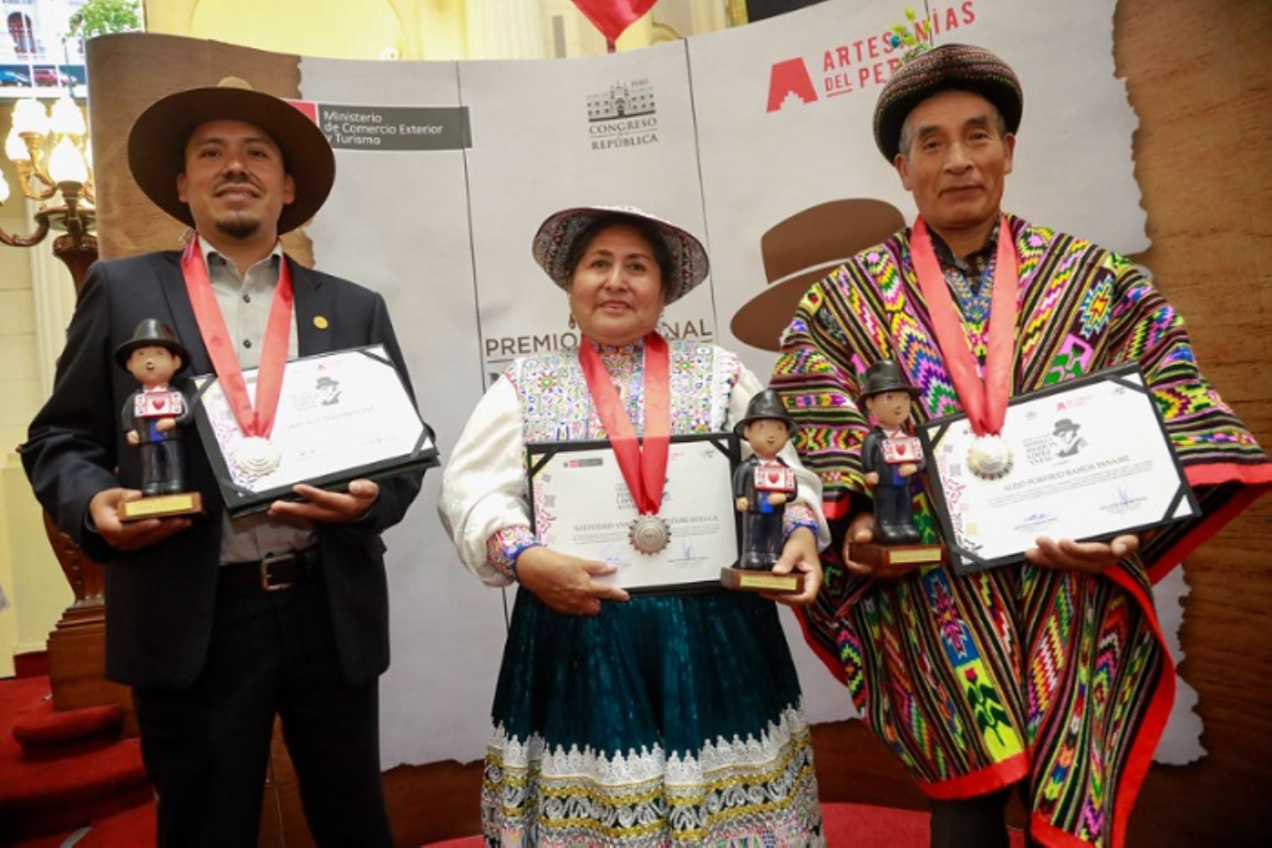 Los artesanos galardonados son: Alejo Porfirio Ramos (Ayacucho), Larry Segundo Orellana (Cusco) y Natividad Condori Sullca (Arequipa).