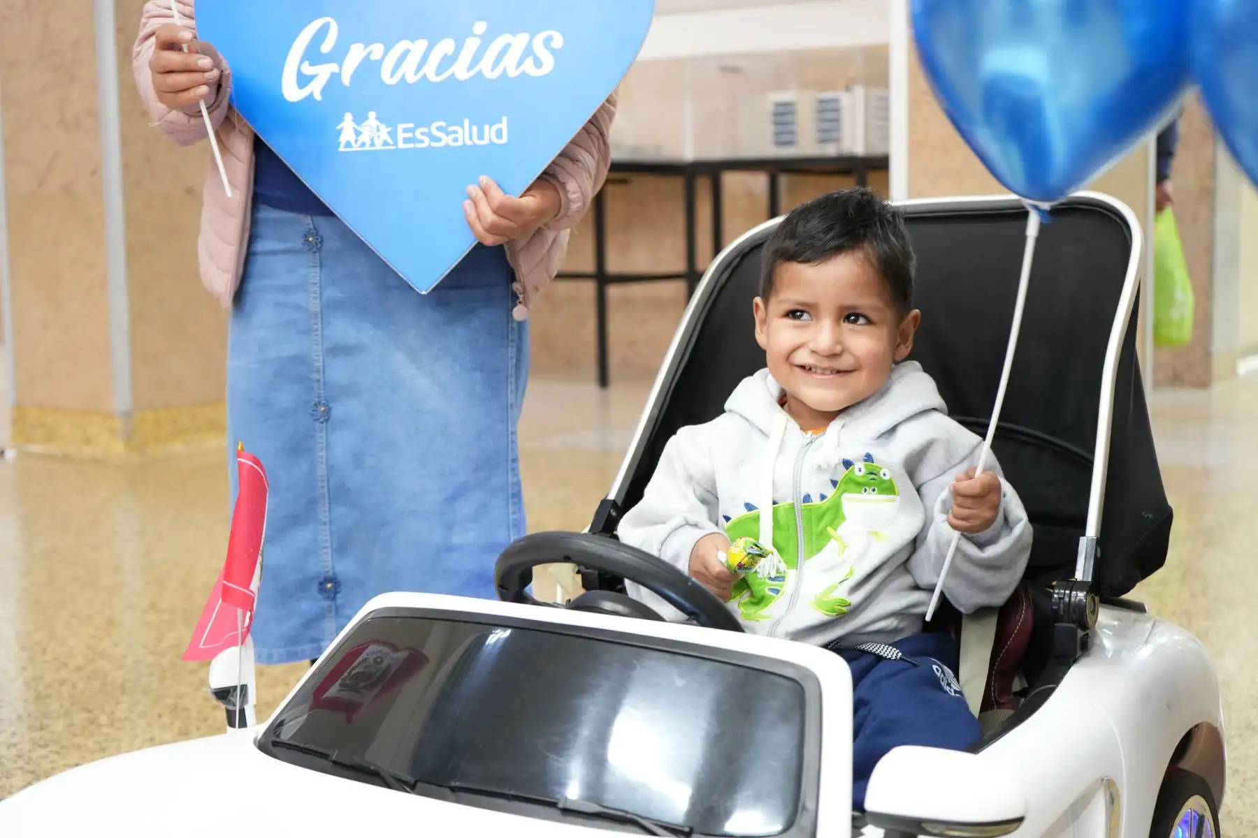 Tras una exitosa cirugía que le salvó el pulmón derecho, el menor y sus padres agradecieron a los médicos y enfermeras que estuvieron a cargo de su recuperación. 
Foto: EsSalud