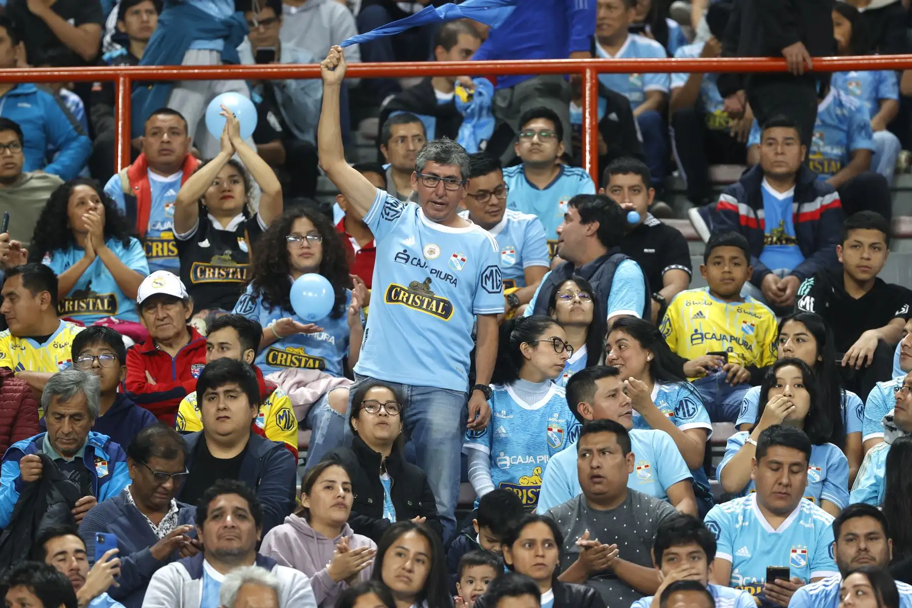 Hinchas de Sporting Cristal alientan a su equipo en el estadio Nacional en el partido de ida de la Copa Sudamericana.
Foto:ANDINA/Vidal Tarqui
