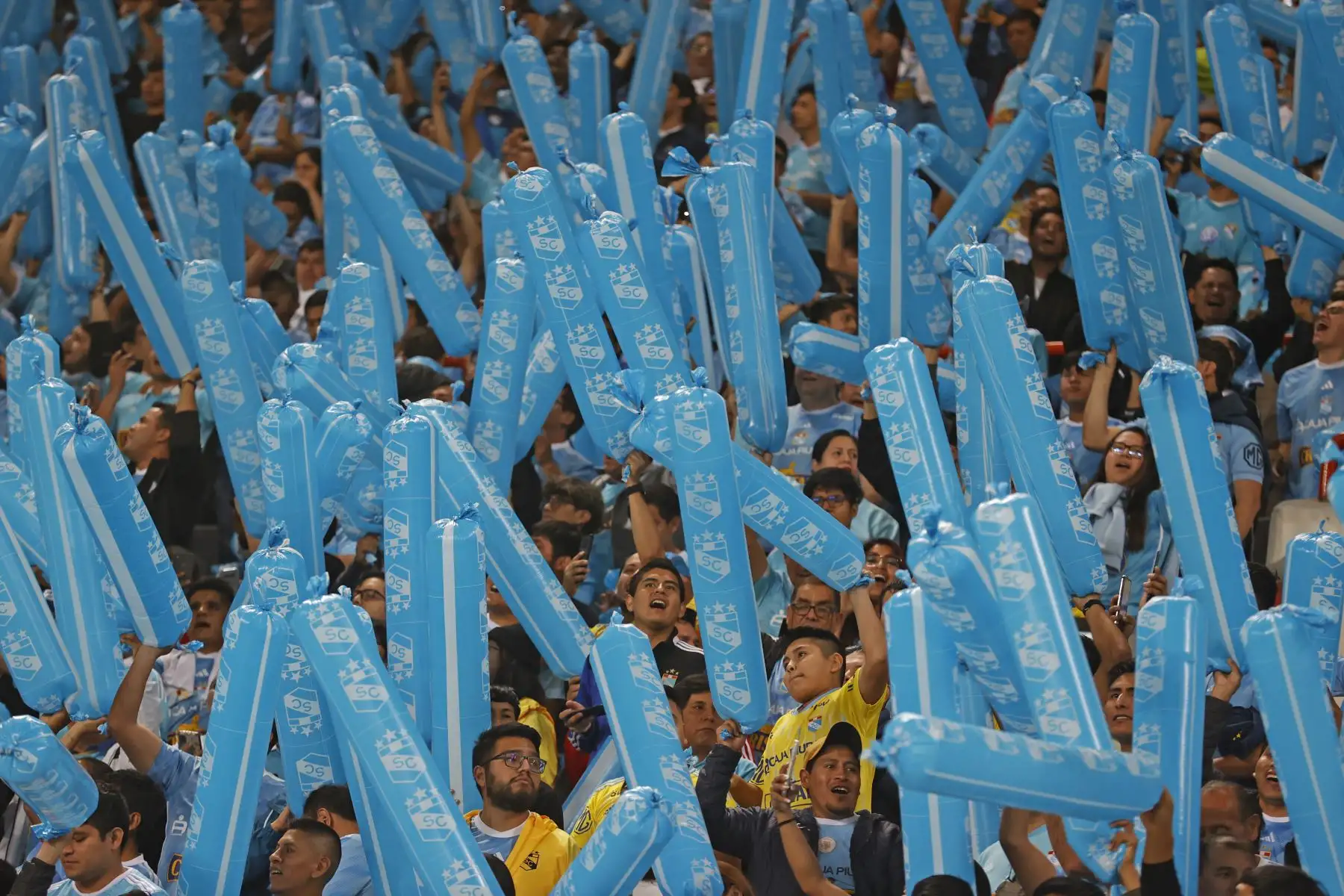 Hinchas de Sporting Cristal alientan a su equipo en el estadio Nacional en el partido de ida de la Copa Sudamericana.
Foto:ANDINA/Vidal Tarqui