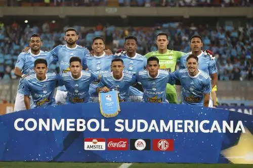Jugadores de  Sporting Cristal y Emelec de Ecuador disputan el balón durante el partido de ida de la Copa Sudamericana  en el estadio Nacional de Lima.Foto:ANDINA/Vidal Tarqui
