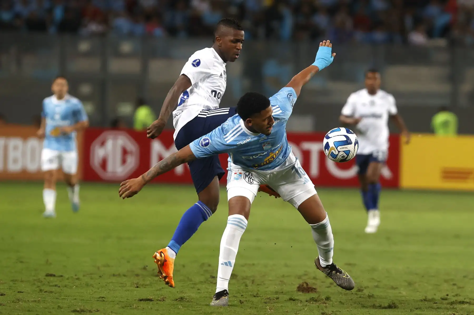 Sporting Cristal y Emelec de Ecuador juegan en el estadio Nacional en el partido de ida de la Copa Sudamericana.
Foto:ANDINA/Vidal Tarqui