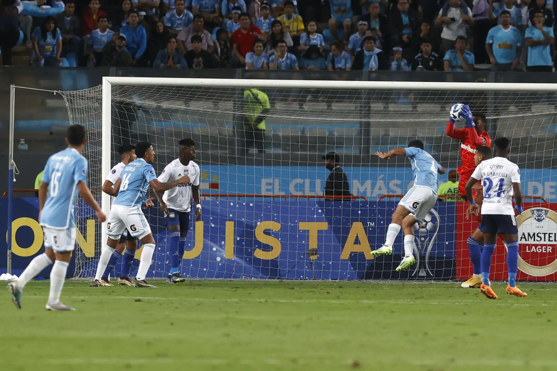 Jugadores de  Sporting Cristal y Emelec de Ecuador disputan el balón durante el partido de ida de la Copa Sudamericana  en el estadio Nacional de Lima.
Foto:ANDINA/Vidal Tarqui