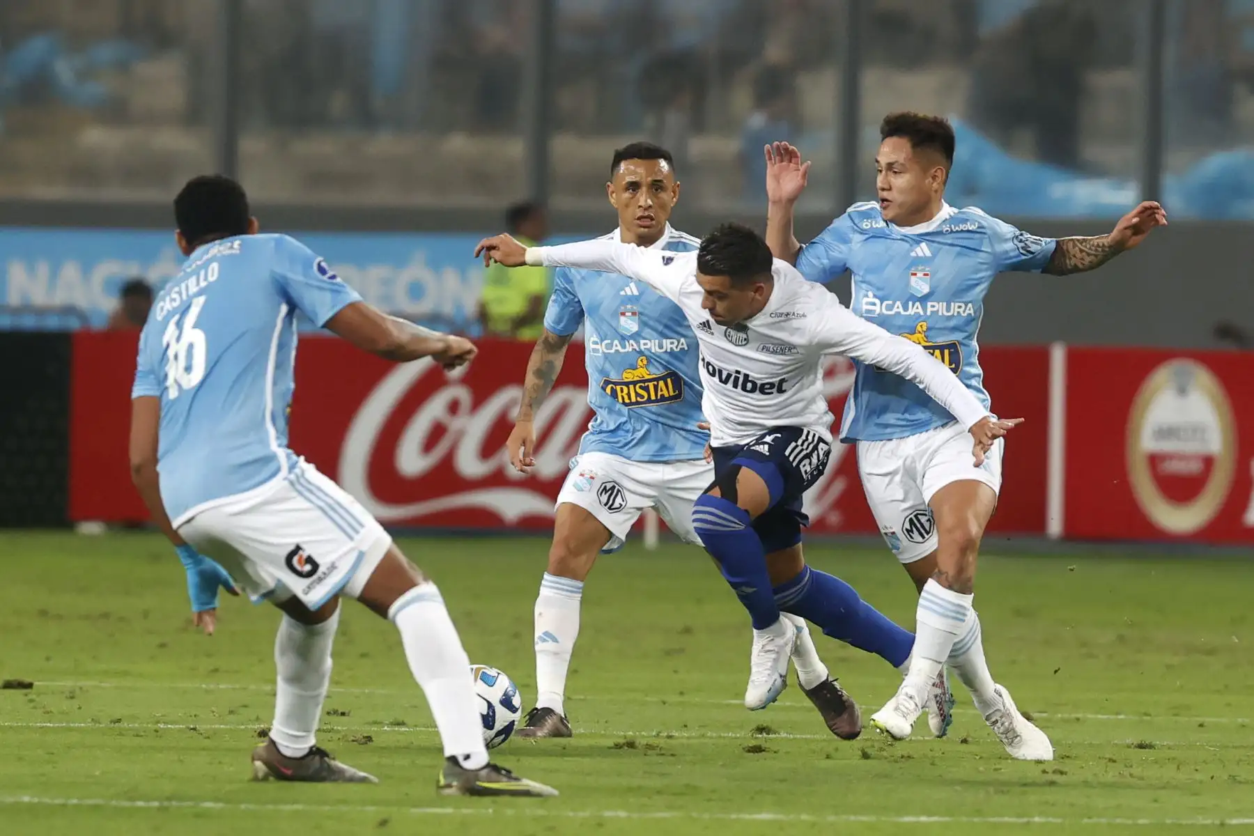 Sporting Cristal y Emelec de Ecuador juegan en el estadio Nacional en el partido de ida de la Copa Sudamericana.
Foto:ANDINA/Vidal Tarqui