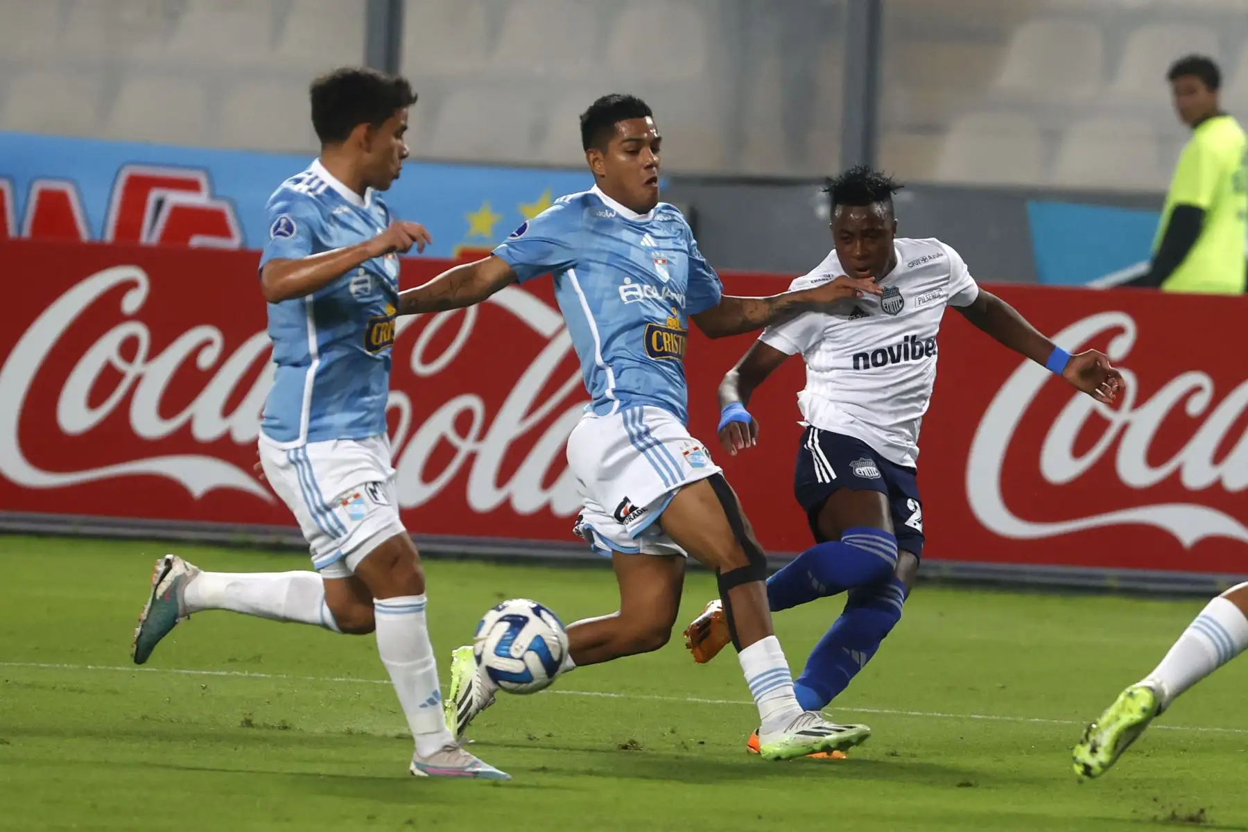 Jugadores de  Sporting Cristal y Emelec de Ecuador disputan el balón durante el partido de ida de la Copa Sudamericana  en el estadio Nacional de Lima.
Foto:ANDINA/Vidal Tarqui