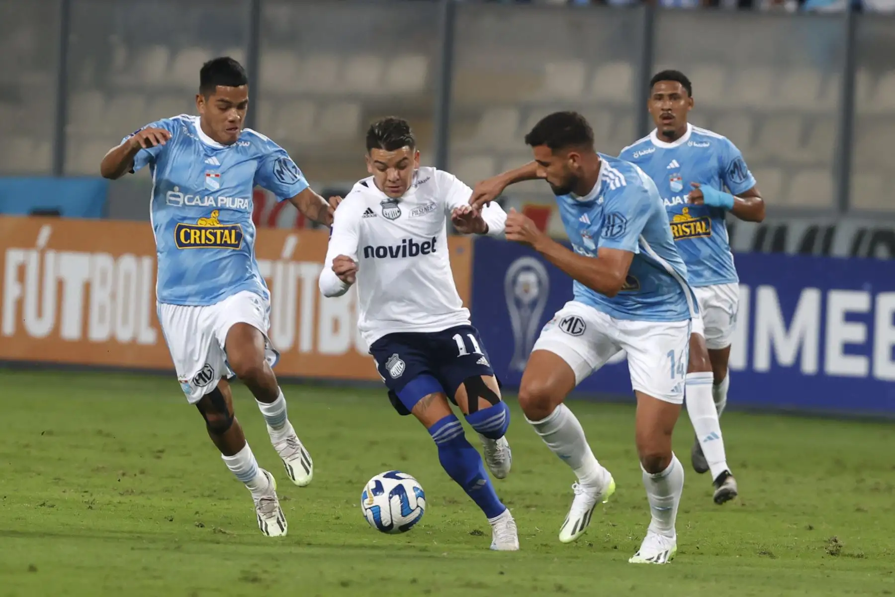 Jugando de local en el estadio Nacional de Lima, Sporting Cristal cayó 0-1 ante Emelec de Ecuador en el partido de ida por los play offs de la Copa Conmebol Sudamericana.
Foto:ANDINA/Vidal Tarqui
