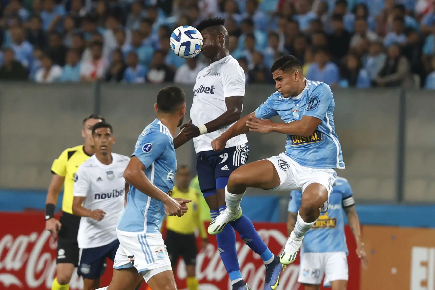 Sporting Cristal y Emelec de Ecuador juegan en el estadio Nacional en el partido de ida de la Copa Sudamericana.
Foto:ANDINA/Vidal Tarqui