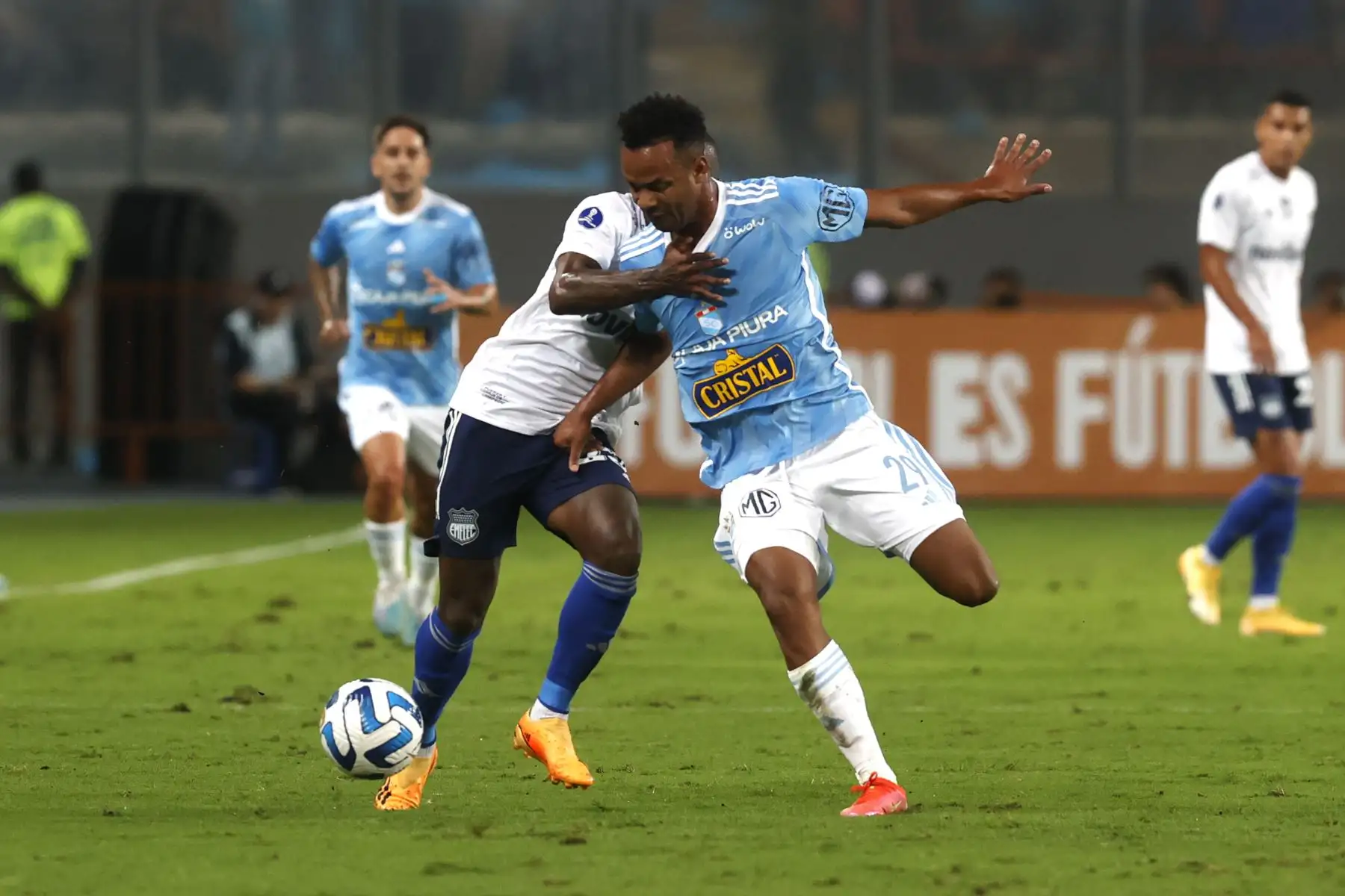 Jugando de local en el estadio Nacional de Lima, Sporting Cristal cayó 0-1 ante Emelec de Ecuador en el partido de ida por los play offs de la Copa Conmebol Sudamericana.
Foto:ANDINA/Vidal Tarqui