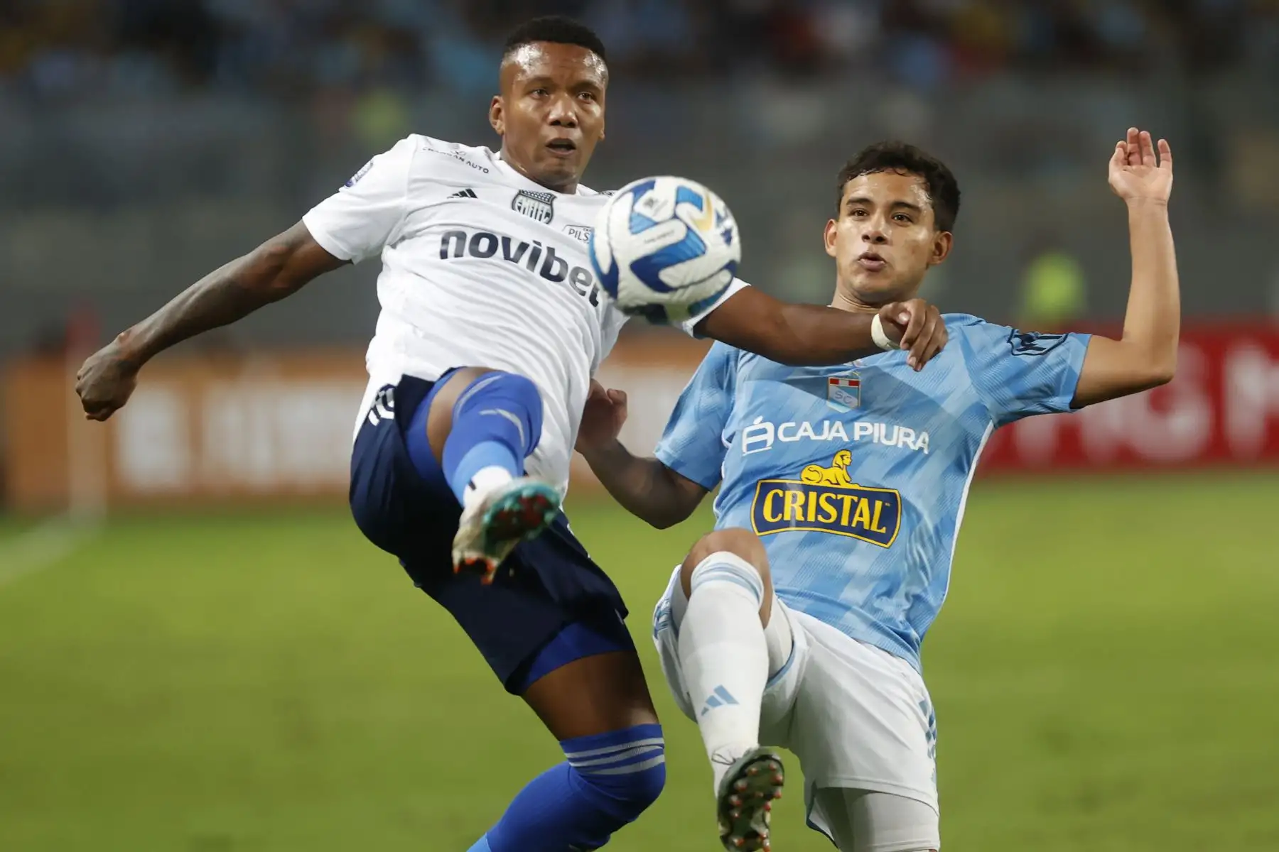 Sporting Cristal y Emelec de Ecuador juegan en el estadio Nacional en el partido de ida de la Copa Sudamericana. En la imagen, Jhilmar Lora.
Foto:ANDINA/Vidal Tarqui