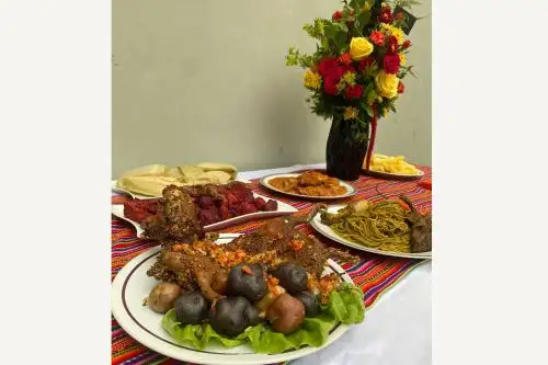 El cuy no solo se consume frito, también puede disfrutarse en una amplia variedad de presentaciones gastronómicas como hamburguesas, chorizos y nuggets de carne de cuy elaborados de manera artesanal. Foto: ANDINA/ Tu Cuy.