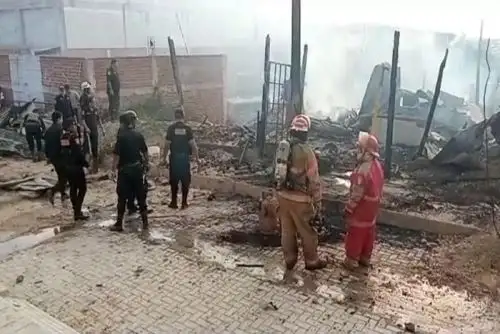 Los vecinos demandan una rápida investigación para determinar el origen del incendio que dejó 15 personas damnificadas.