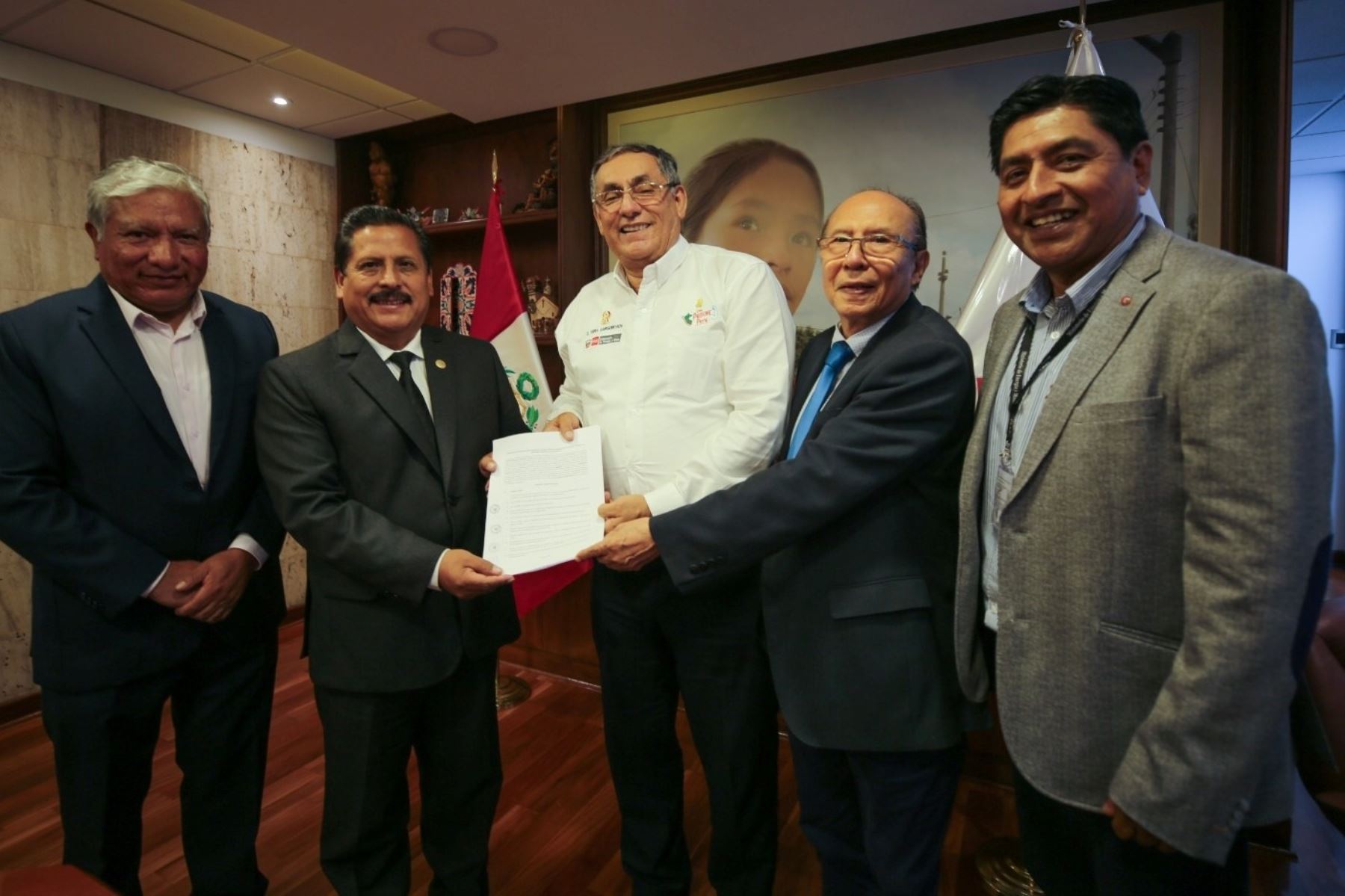 El ministro de Energía y Minas, Oscar Vera, (camisa blanca)  muestra el convenio para impulsar el gas natural en la región Huancavelica. ANDINA/Difusión