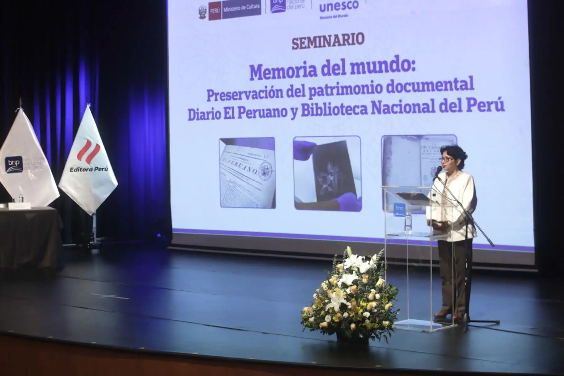 María del Pilar Agapito, Secretaria Técnica del Comité Memoria del Mundo Perú, expone durante el seminario “Memoria del mundo: Preservación del patrimonio documental".   Foto:ANDINA/Juan Carlos Guzmán Negrini