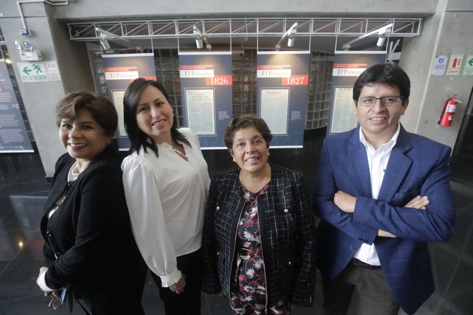 Personal del CENDOC en el hall principal de la BNP donde aparecen las primeras ediciones del Diario El Peruano.

Foto: ANDINA/Juan Carlos Guzmán Negrini