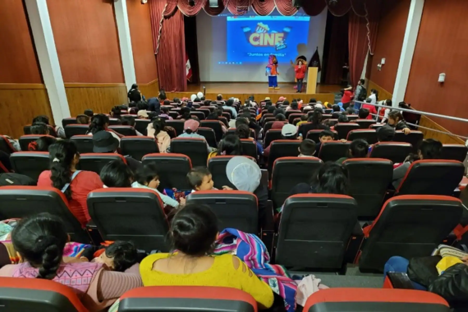 El programa social Juntos replicará el cine comunitario de manera progresiva en todo el país.