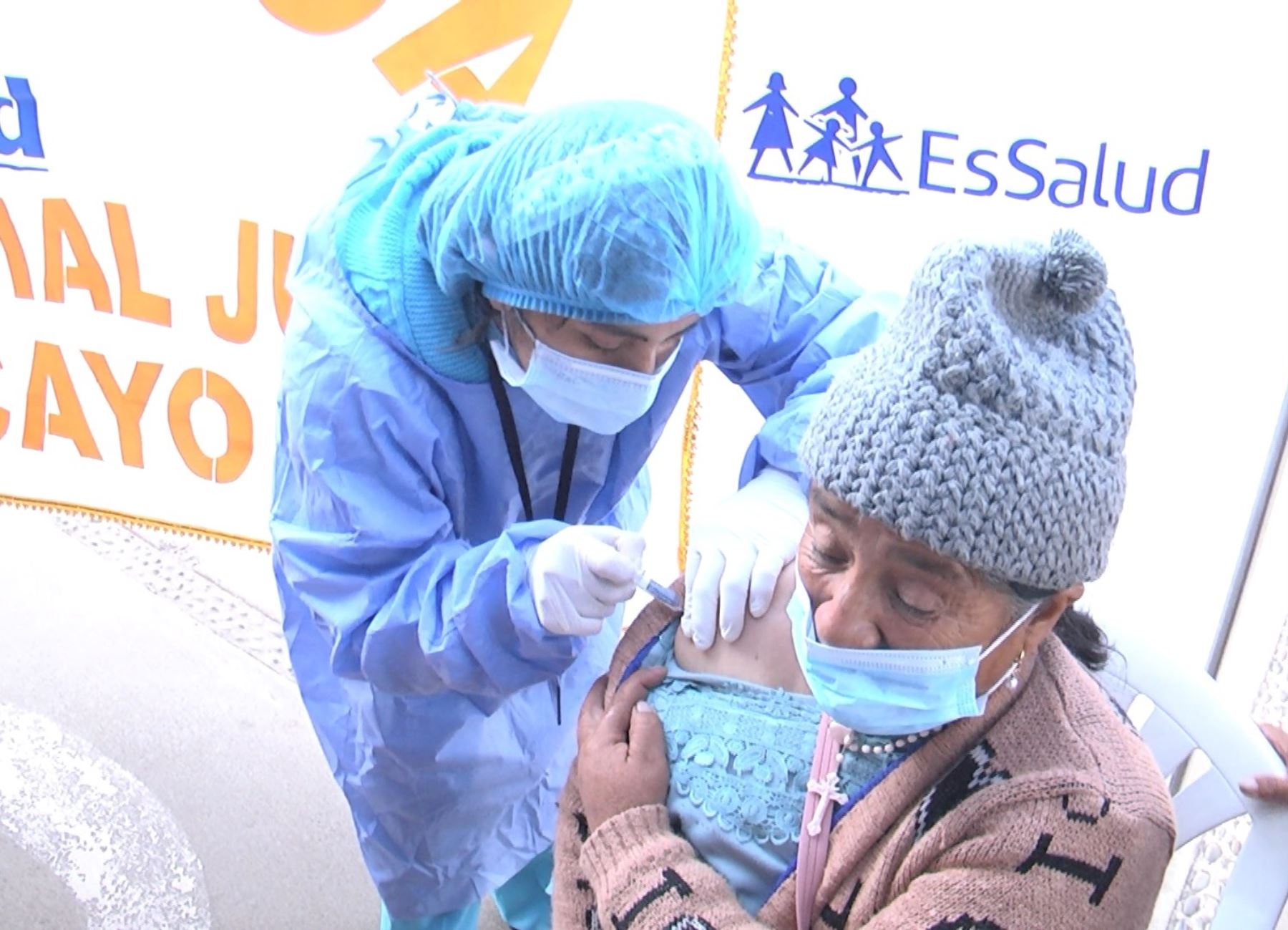 EsSalud realiza campaña de vacunación en Huancayo para mitigar impacto de las heladas y friaje en los niños y adultos mayores. Foto: Pedro Tinoco