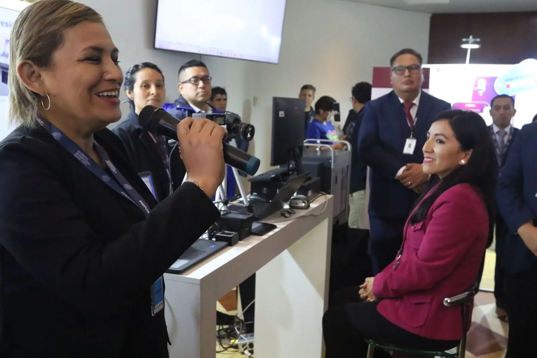 RENIEC INAUGURA FERIA TECNOLÓGICA CON PRESENTACIÓN DE BIOMETRÍA DE RECONOCIMIENTO DE IRIS 

El Registro Nacional de Identificación Nacional y Estado Civil (Reniec) invita a los medios de comunicación a la inauguración de la Feria Tecnológica del Seminario Internacional Reniec 2023: “Transformación e innovación digital para la identificación y servicios del Estado”.Foto:andina/Hector Vinces