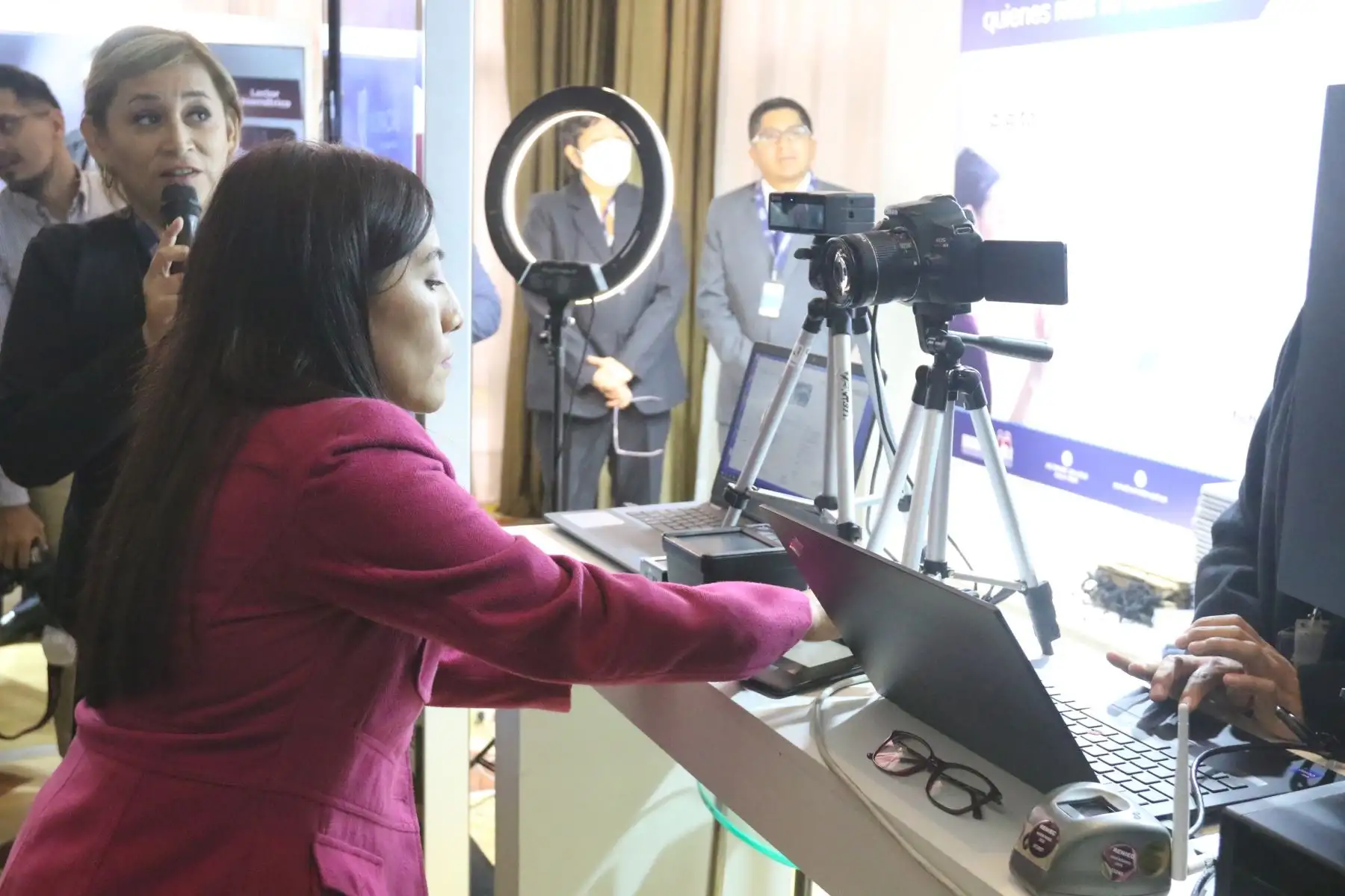 RENIEC INAUGURA FERIA TECNOLÓGICA CON PRESENTACIÓN DE BIOMETRÍA DE RECONOCIMIENTO DE IRIS 

El Registro Nacional de Identificación Nacional y Estado Civil (Reniec) invita a los medios de comunicación a la inauguración de la Feria Tecnológica del Seminario Internacional Reniec 2023: “Transformación e innovación digital para la identificación y servicios del Estado”.Foto:andina/Hector Vinces