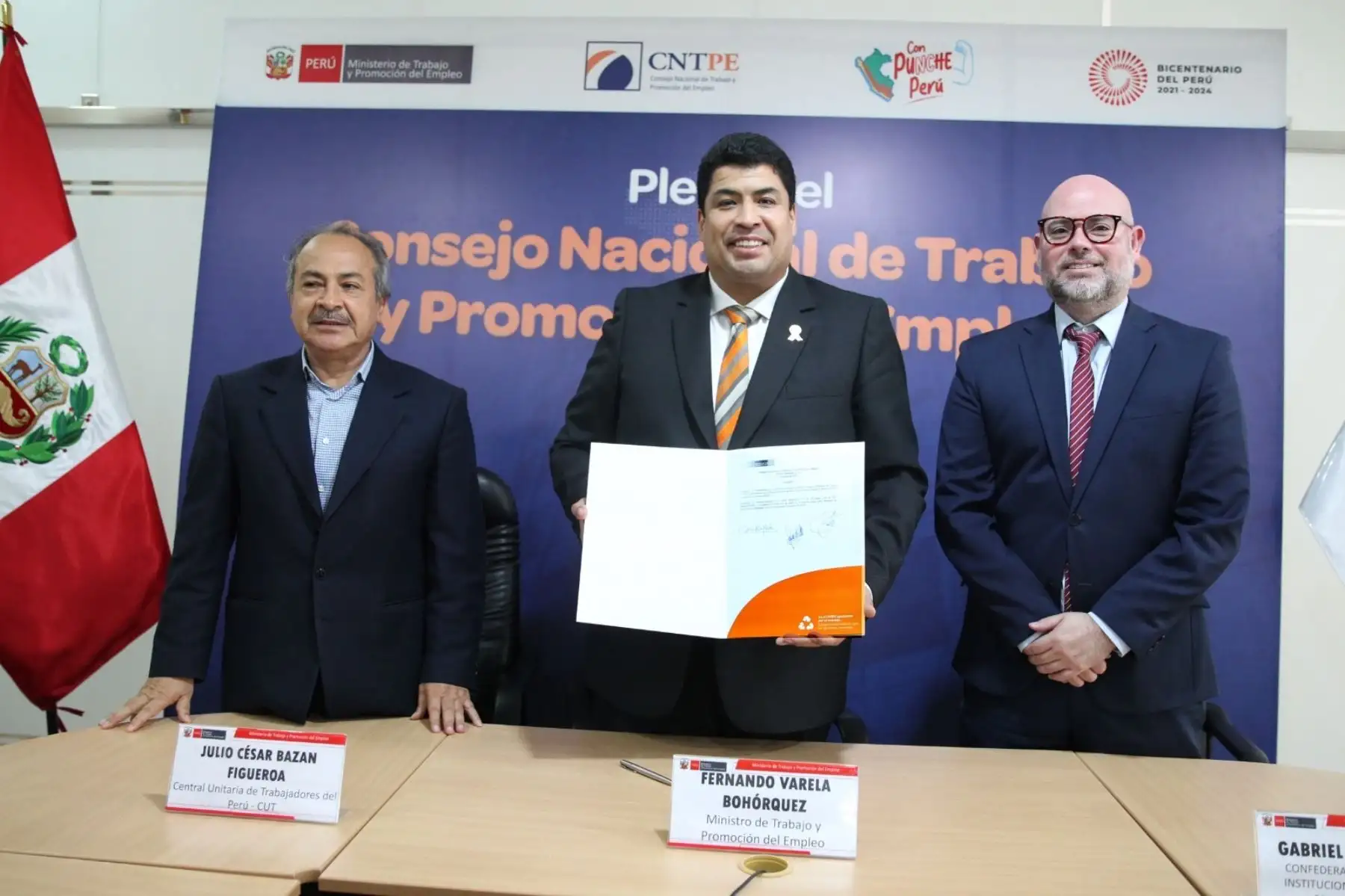 El ministro de Trabajo y Promoción del Empleo, Fernando Varela Bohórquez,  agradeció el esfuerzo por llegar a un consenso, el cual consideró como un voto de confianza hacia su gestión al frente del MTPE.