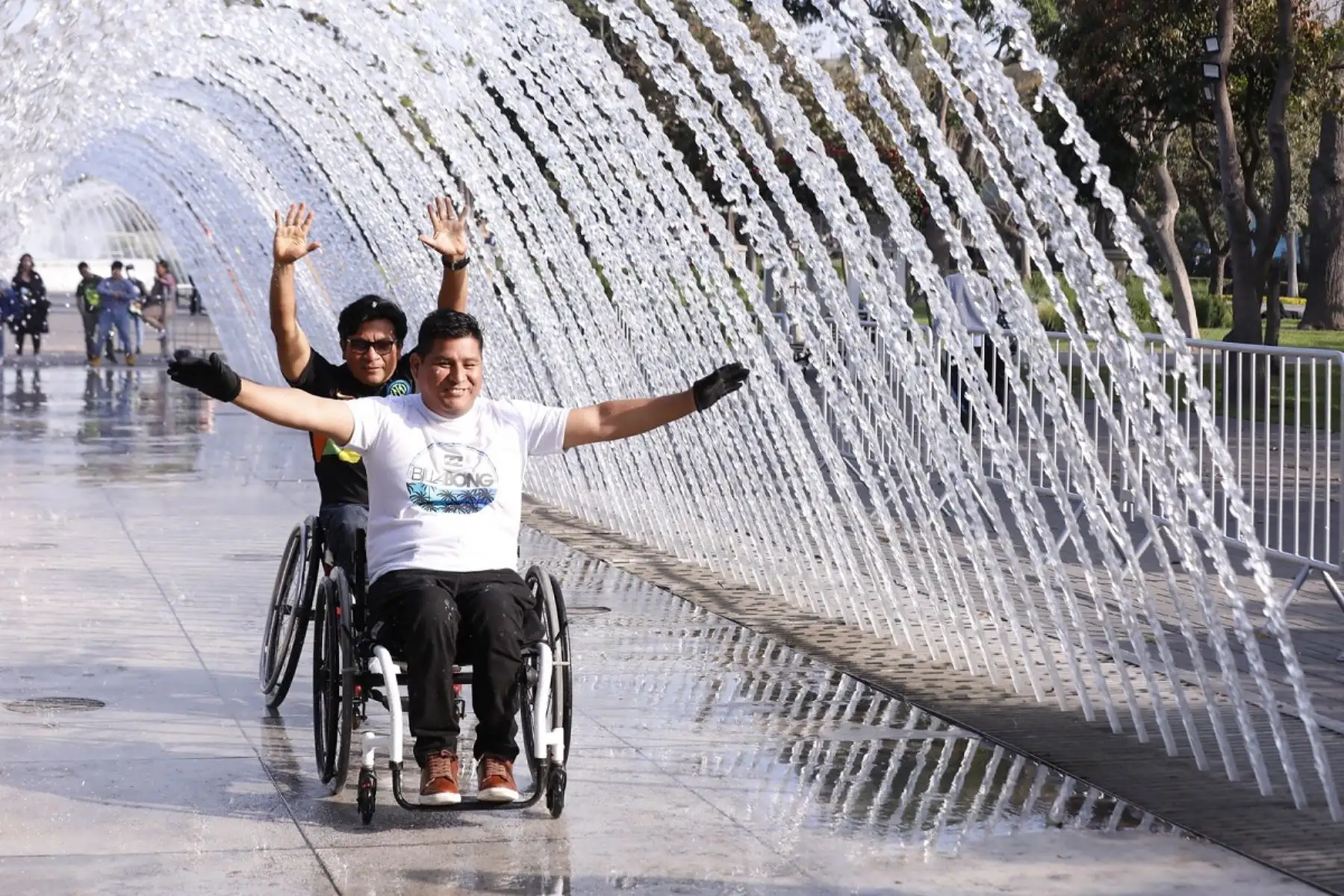 Personas con discapacidad realizando turismo en el Parque de las Aguas en Lima. Foto: Cortesía.