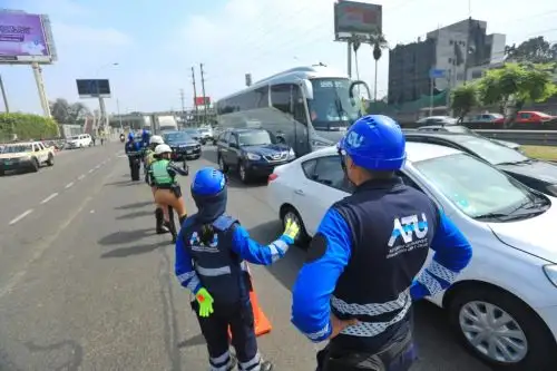 En los operativos hay una gran cantidad de vehículos que van al depósito, no solo por no tener autorización sino que los conductores no tienen brevetes en casi el 40% de los casos. Foto: ANDINA/Difusión