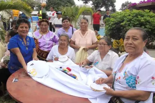Cuatro artesanas monsefuanas bordan a mano un pañuelo gigante, que será exhibido durante Fiestas Patrias. Foto: ANDINA/Difusión