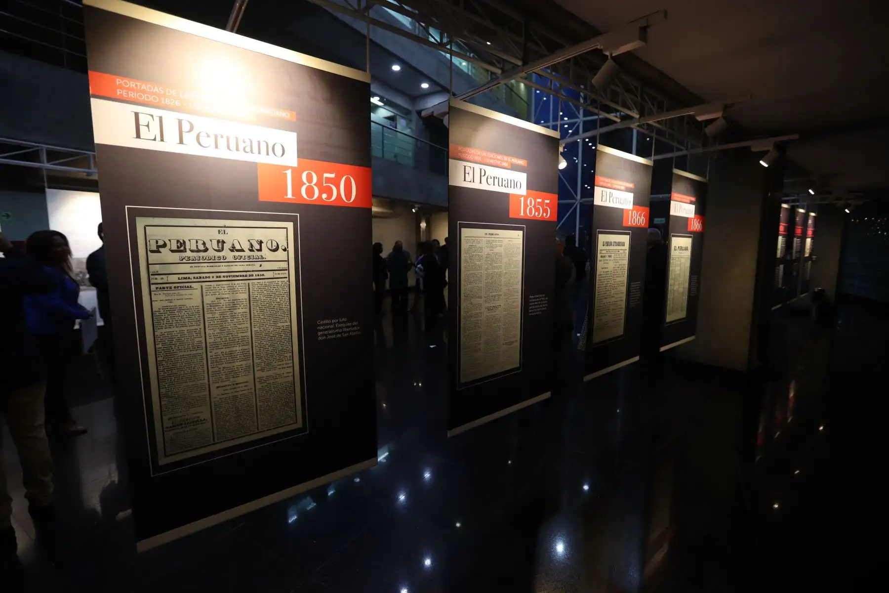 La muestra exhibe 22 paneles gráficos sobre la incorporación de dos colecciones de la Biblioteca Nacional del Perú y una de Editora Perú al Programa Memoria del Mundo de la Organización de las Naciones Unidas para la Educación, la Ciencia y la Cultura UNESCO.
.
Foto: ANDINA/Daniel Bracamonte