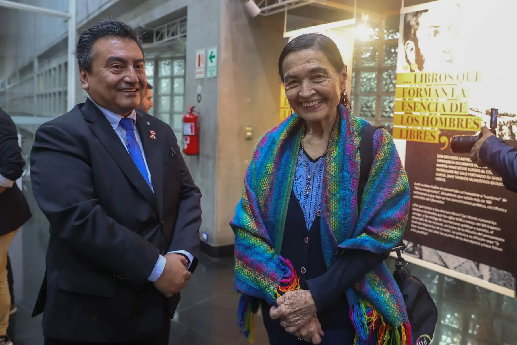 En la Biblioteca Nacional se realiza una exposición de las 3 colecciones reconocidas por la UNESCO, como memoria del mundo para America Latina y el Caribe. En la imagen, el director del diario El Peruano, Félix Paz y la antropóloga  Ruth Shady.
Foto: ANDINA/Andrés Valle
