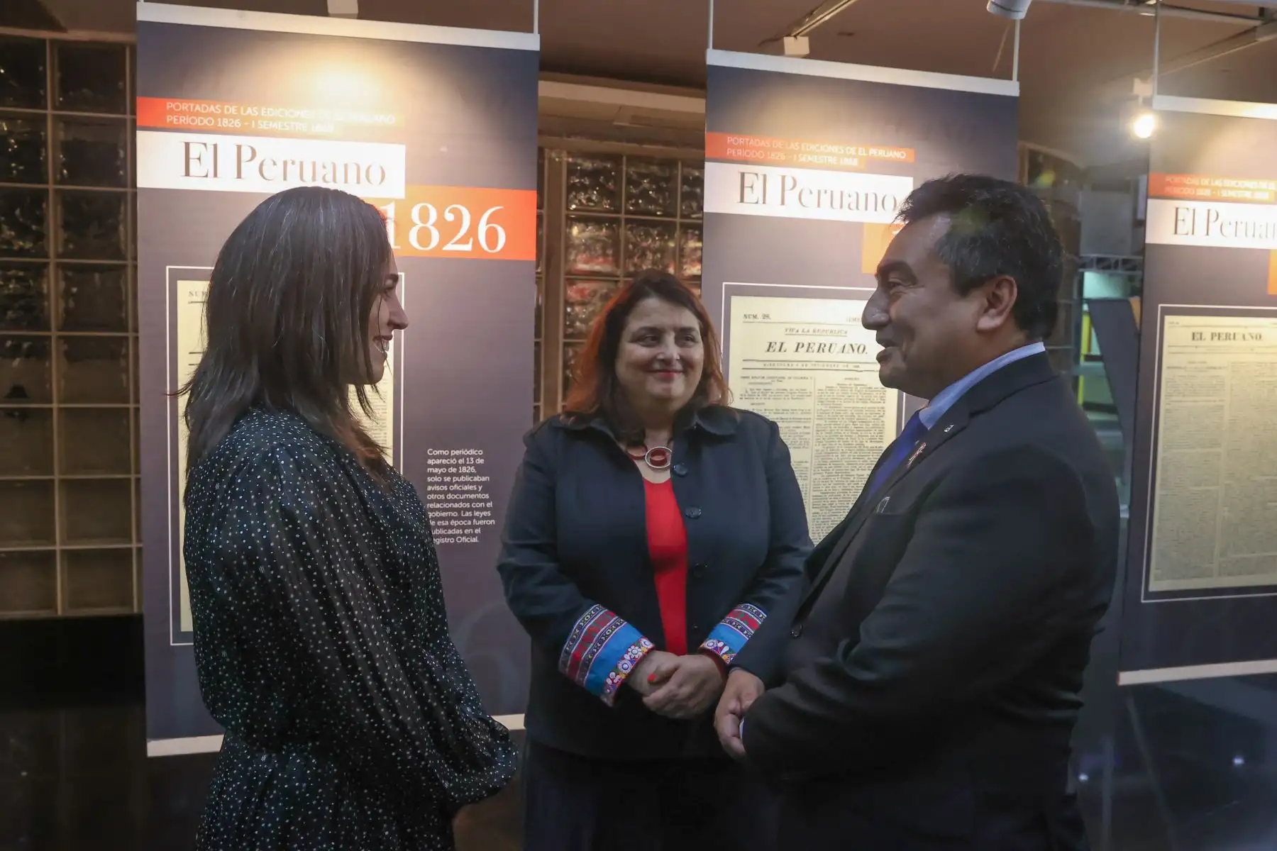 En la Biblioteca Nacional se realiza una exposición de las 3 colecciones reconocidas por la UNESCO, como memoria del mundo para America Latina y el Caribe. En la imagen, el director del diario El Peruano, Félix Paz y la jefa institucional de la Biblioteca Nacional, Fabiola Vergara.
Foto: ANDINA/Andrés Valle
