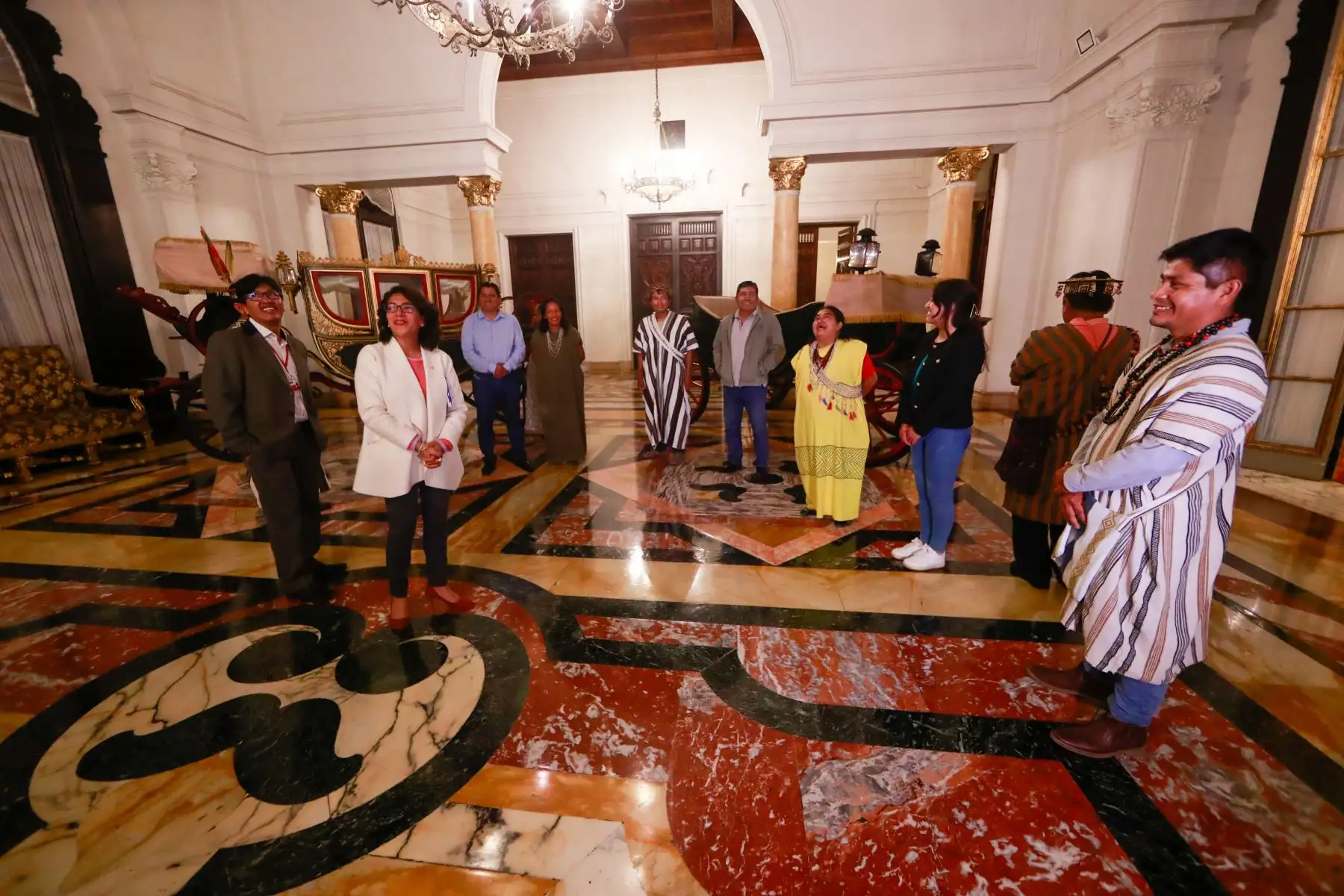 La presidenta Dina Boluarte saludó a representantes de la Federación Nacional de Comunidades Nativas Yanesha, de Cerro de Pasco, a quienes ratificó el compromiso de su gobierno de generar el desarrollo productivo de las comunidades nativas.
Foto: Prensa presidencia