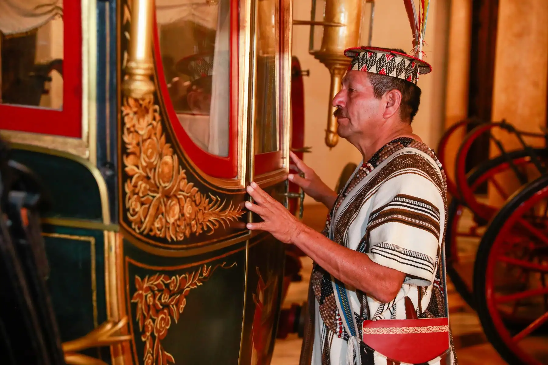 La presidenta Dina Boluarte saludó a representantes de la Federación Nacional de Comunidades Nativas Yanesha, de Cerro de Pasco, a quienes ratificó el compromiso de su gobierno de generar el desarrollo productivo de las comunidades nativas.
Foto: Prensa presidencia