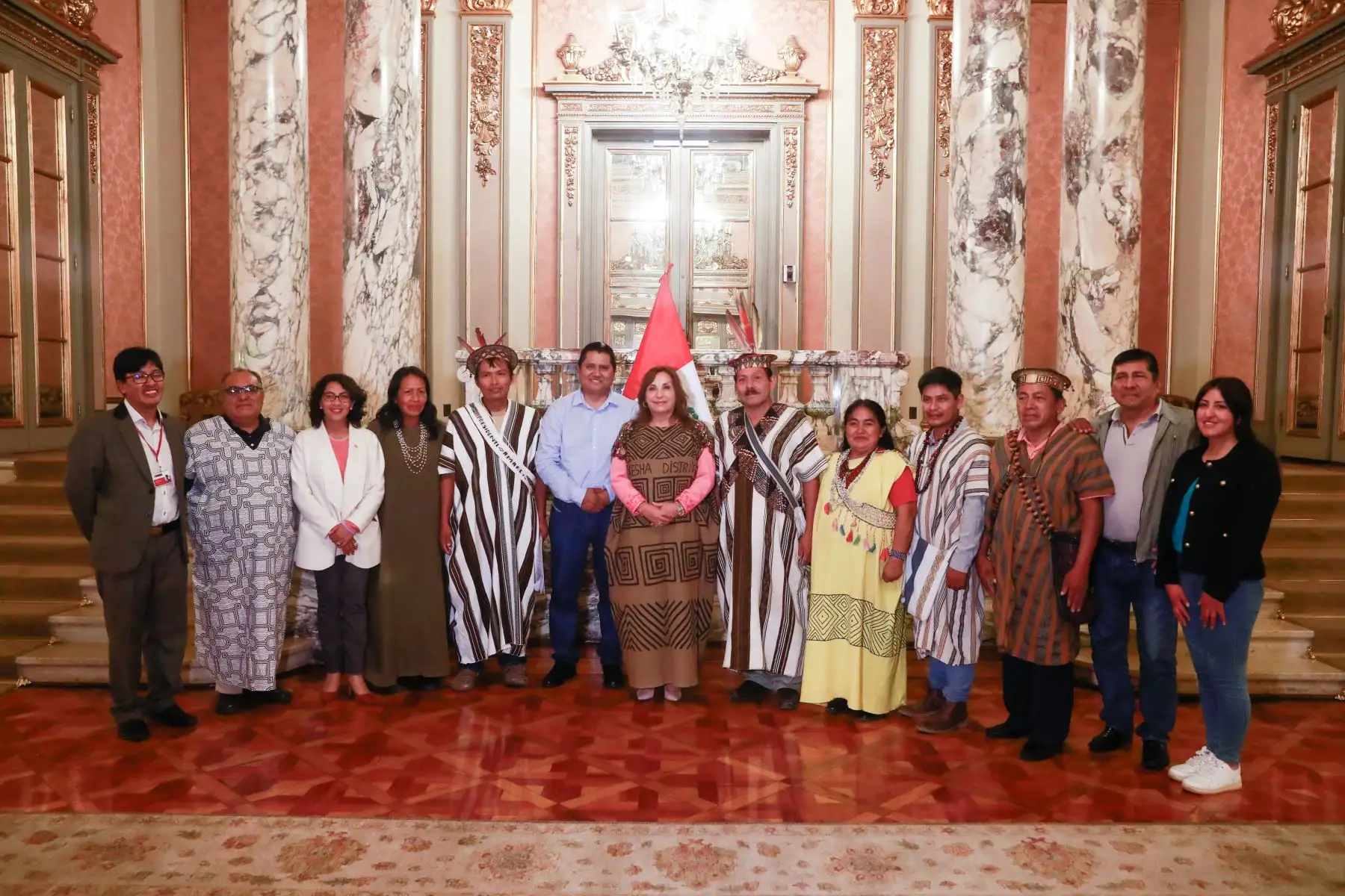 La presidenta Dina Boluarte saludó a representantes de la Federación Nacional de Comunidades Nativas Yanesha, de Cerro de Pasco, a quienes ratificó el compromiso de su gobierno de generar el desarrollo productivo de las comunidades nativas.
Foto: Prensa presidencia