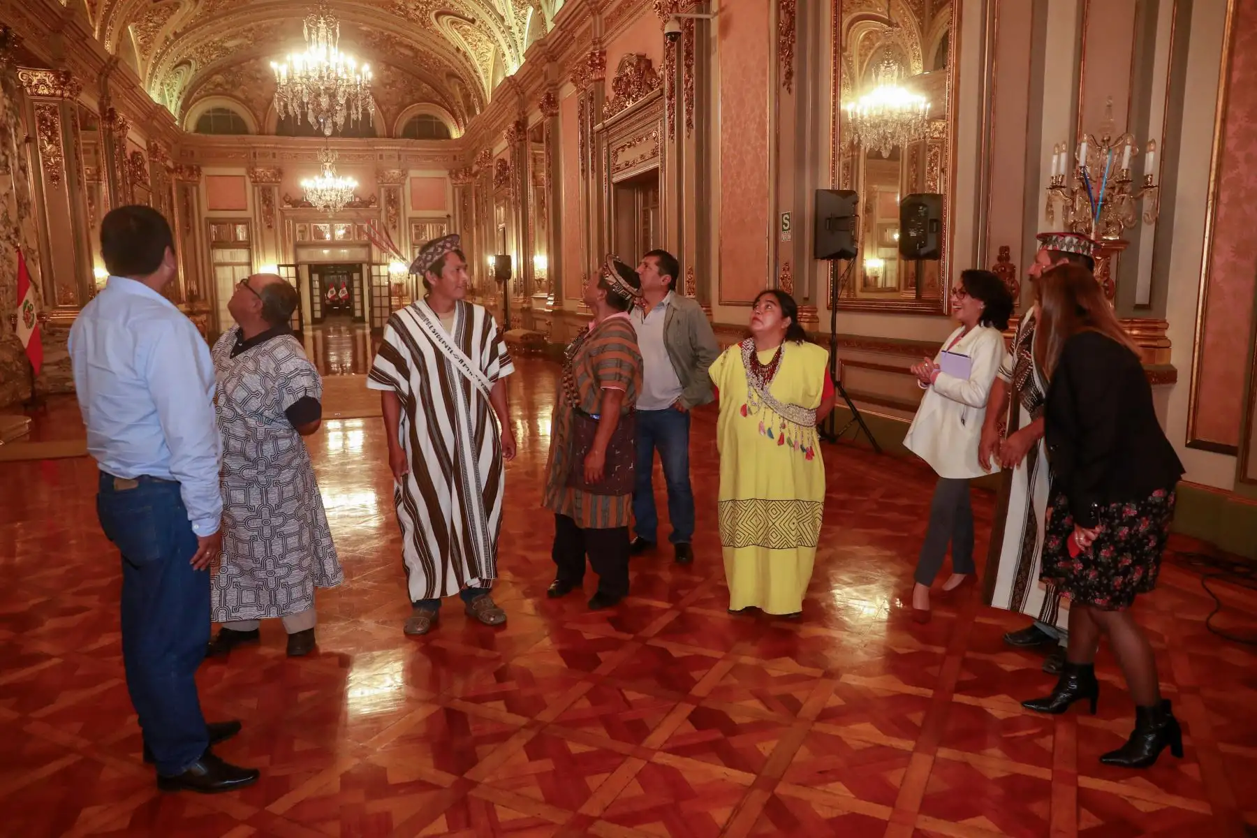 La presidenta Dina Boluarte saludó a representantes de la Federación Nacional de Comunidades Nativas Yanesha, de Cerro de Pasco, a quienes ratificó el compromiso de su gobierno de generar el desarrollo productivo de las comunidades nativas.
Foto: Prensa presidencia