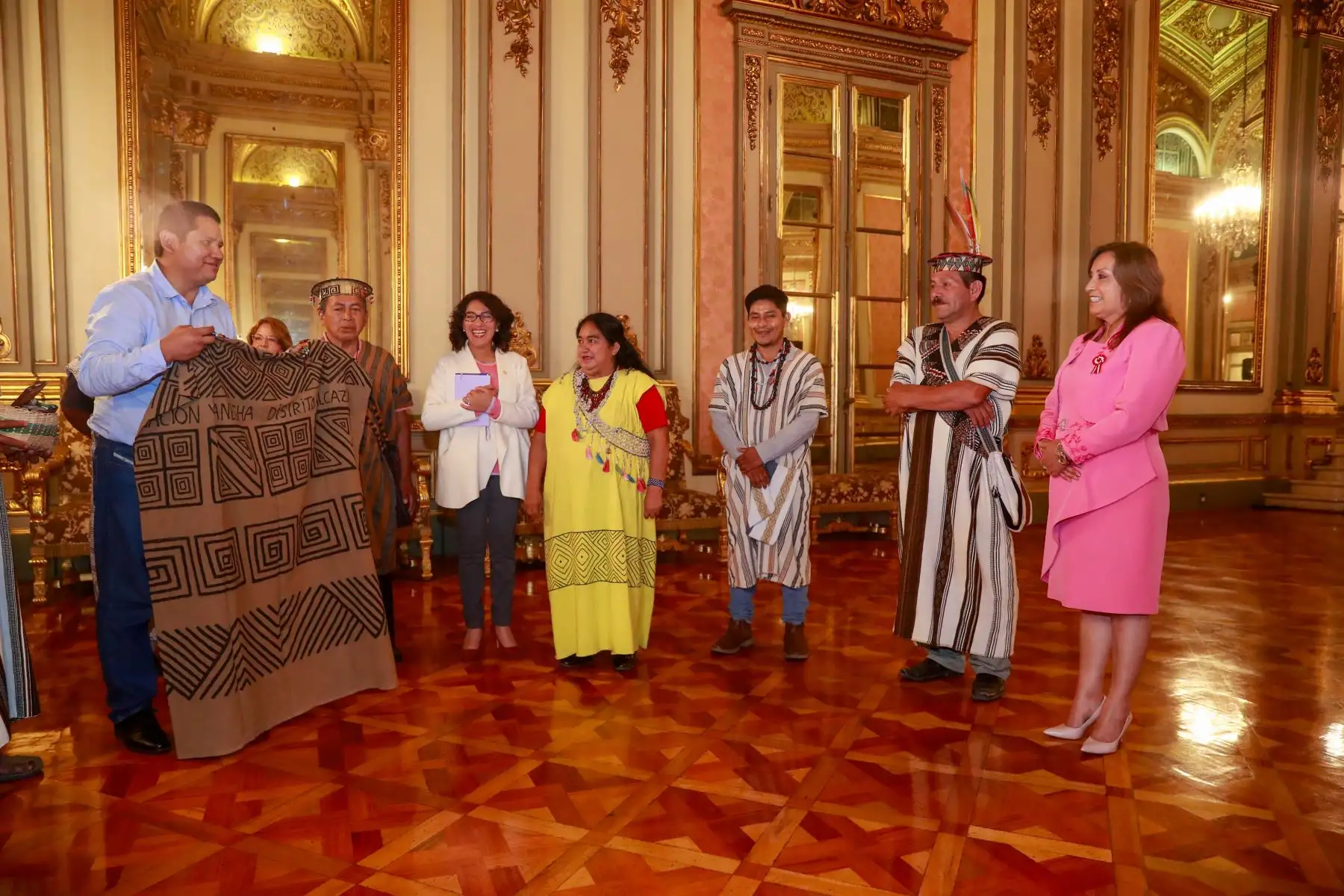 La presidenta Dina Boluarte saludó a representantes de la Federación Nacional de Comunidades Nativas Yanesha, de Cerro de Pasco, a quienes ratificó el compromiso de su gobierno de generar el desarrollo productivo de las comunidades nativas.
Foto: Prensa presidencia