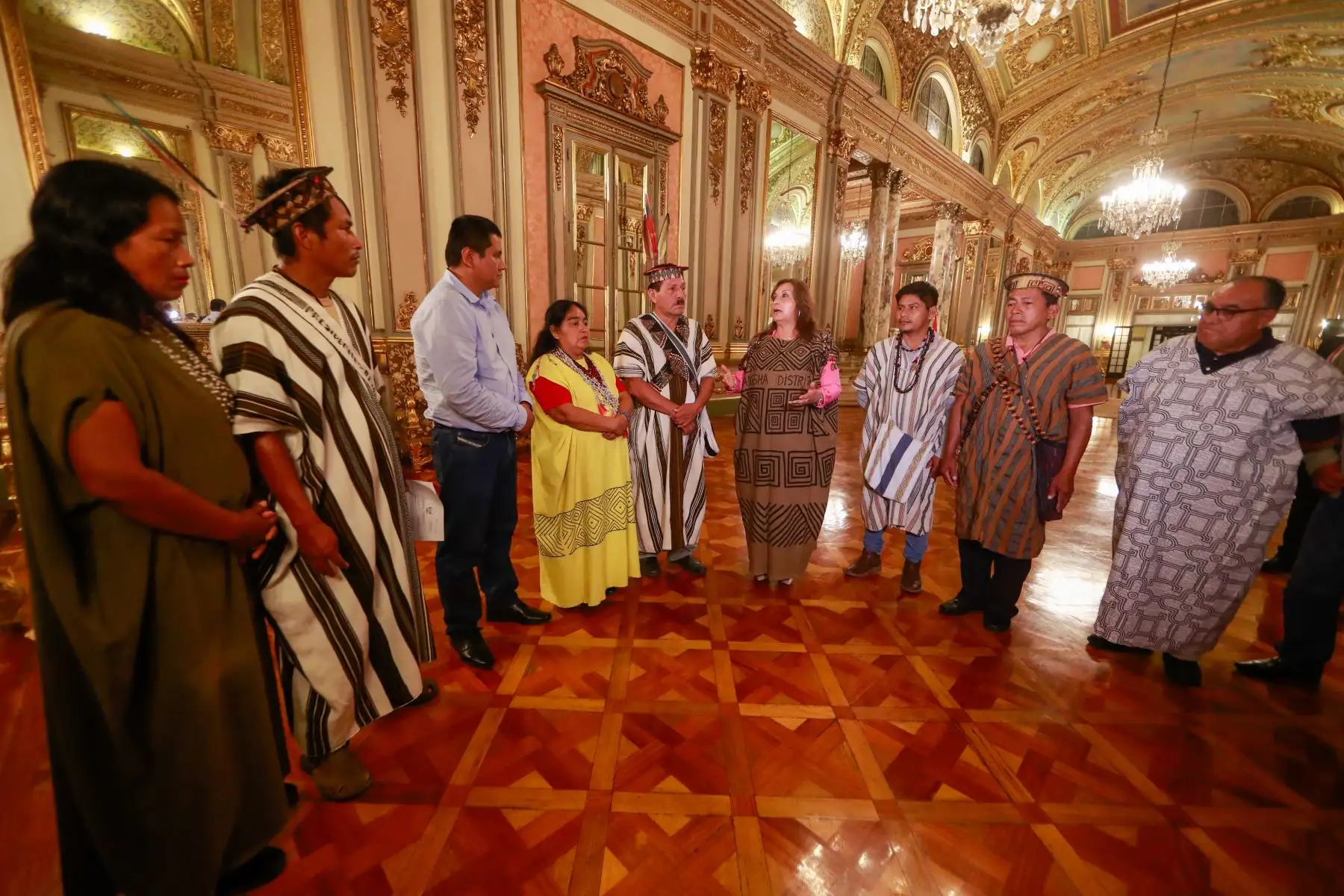 La presidenta Dina Boluarte saludó a representantes de la Federación Nacional de Comunidades Nativas Yanesha, de Cerro de Pasco, a quienes ratificó el compromiso de su gobierno de generar el desarrollo productivo de las comunidades nativas.
Foto: Prensa presidencia
