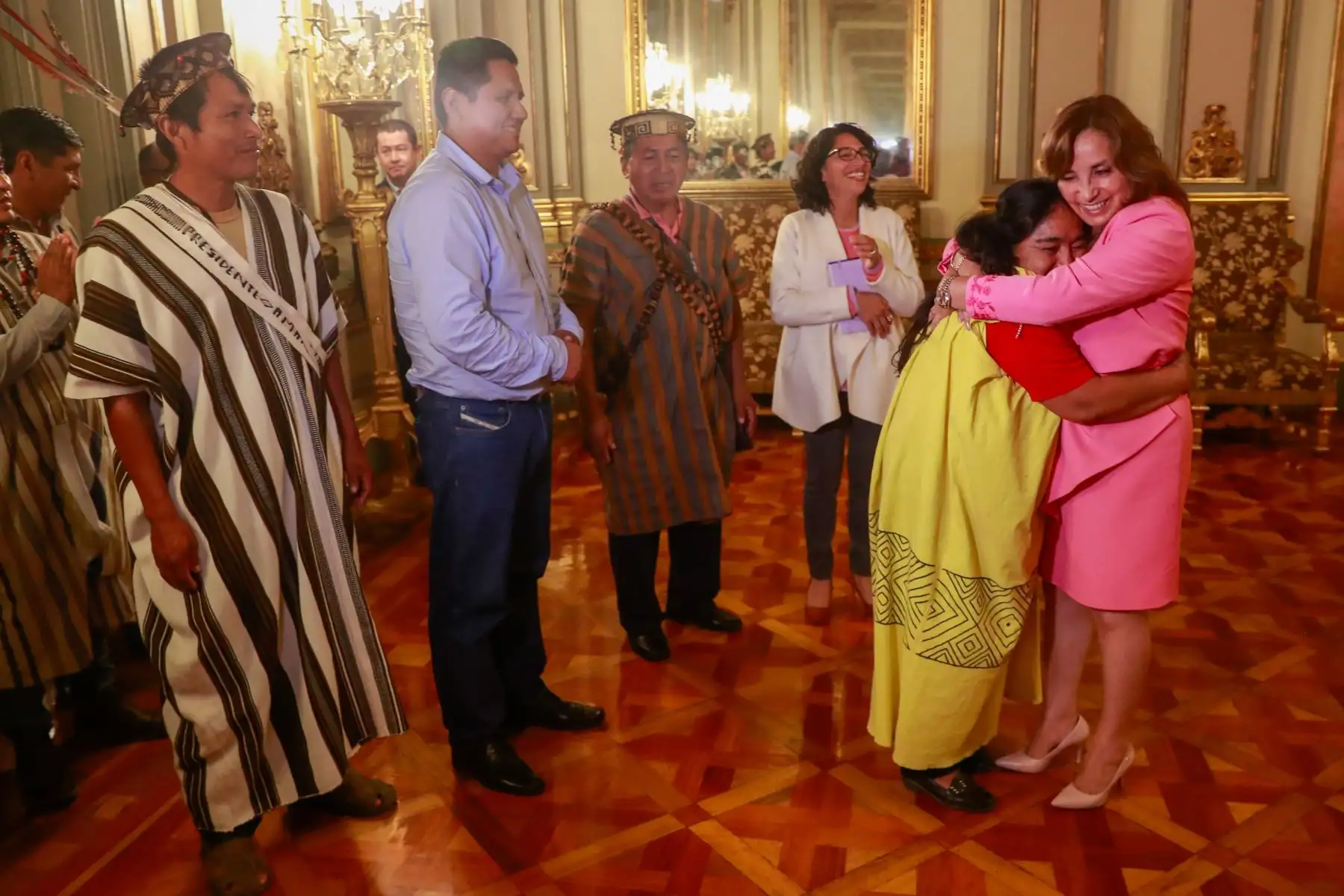 La presidenta Dina Boluarte saludó a representantes de la Federación Nacional de Comunidades Nativas Yanesha, de Cerro de Pasco, a quienes ratificó el compromiso de su gobierno de generar el desarrollo productivo de las comunidades nativas.
Foto: Prensa presidencia