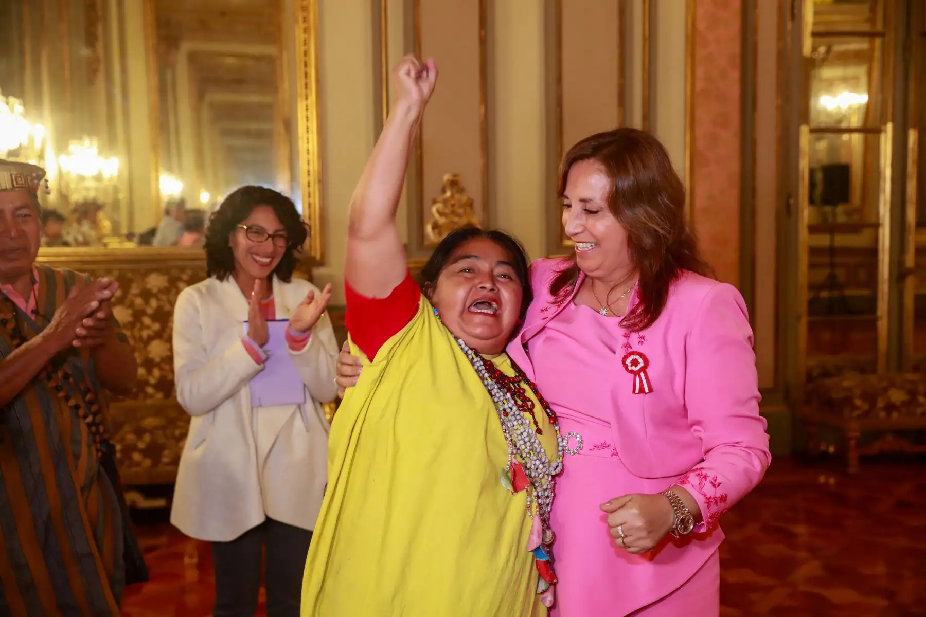 La presidenta Dina Boluarte saludó a representantes de la Federación Nacional de Comunidades Nativas Yanesha, de Cerro de Pasco, a quienes ratificó el compromiso de su gobierno de generar el desarrollo productivo de las comunidades nativas.
Foto: Prensa presidencia