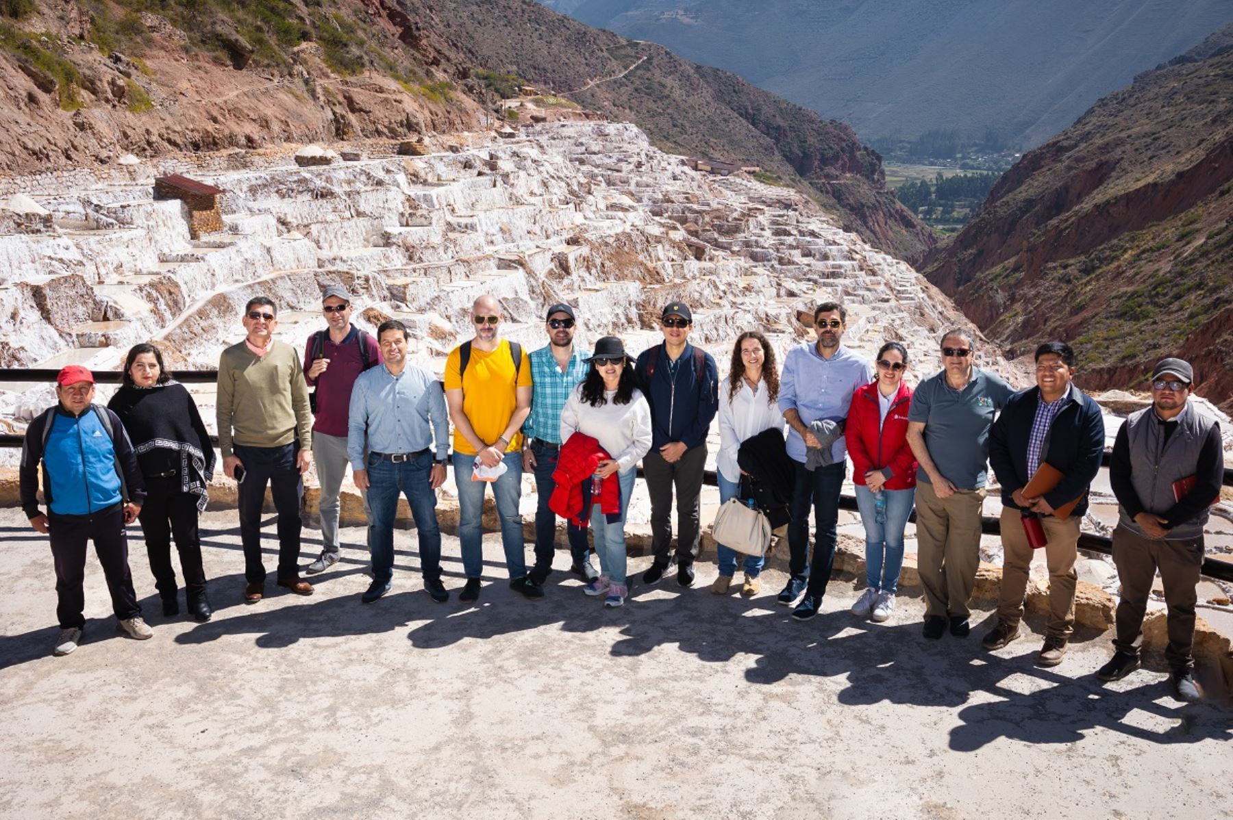 Representantes de la Unión Europea y organismos de propiedad intelectual de los países de la Comunidad Andina, visitaron la zona donde se extrae la sal de Maras. Foto: Cortesía.