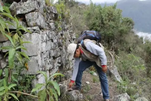 Las estructuras arqueológicas de este sitio están hechas con piedras y unidas entre sí, con mortero de barro.