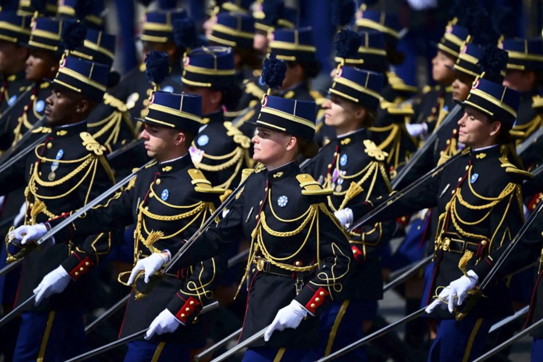 Los alumnos de la Academia Nacional de Oficiales de la Gendarmería (Ecole des officiers de la Gendarmerie nationale - EOGN) marchan durante el desfile militar del Día de la Bastilla en la avenida de los Campos Elíseos en París. Foto: AFP