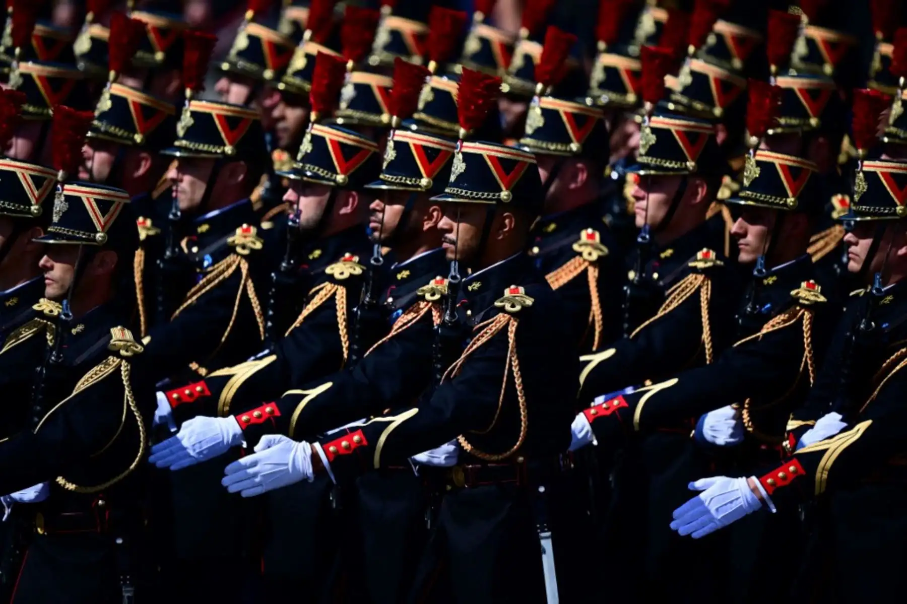 La infantería de la Guardia Republicana marcha durante el desfile militar del Día de la Bastilla en la avenida de los Campos Elíseos en París. Foto: AFP