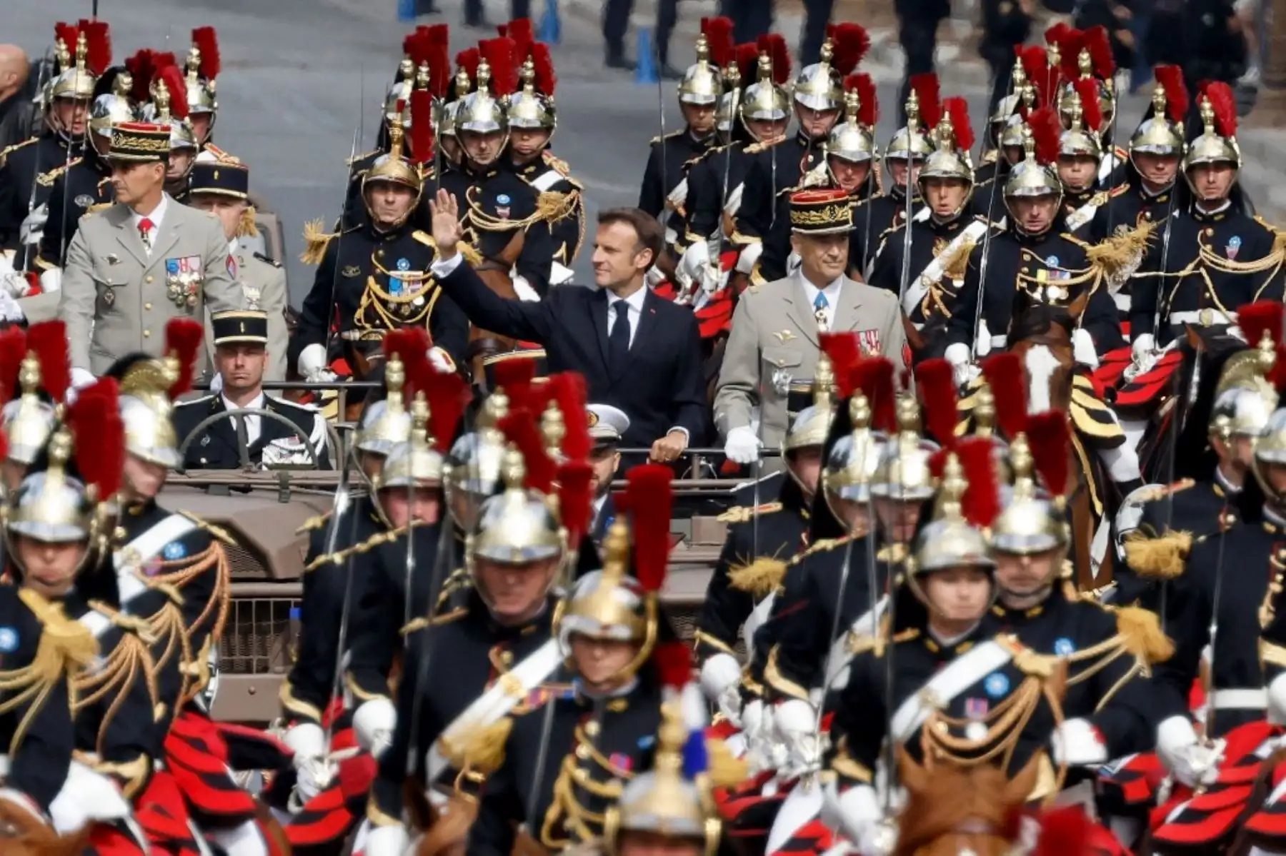 El presidente francés Emmanuel Macron, desfila con oficiales de caballería de la Guardia Republicana durante el desfile militar del Día de la Bastilla en la avenida de los Campos Elíseos en París. Foto: AFP
