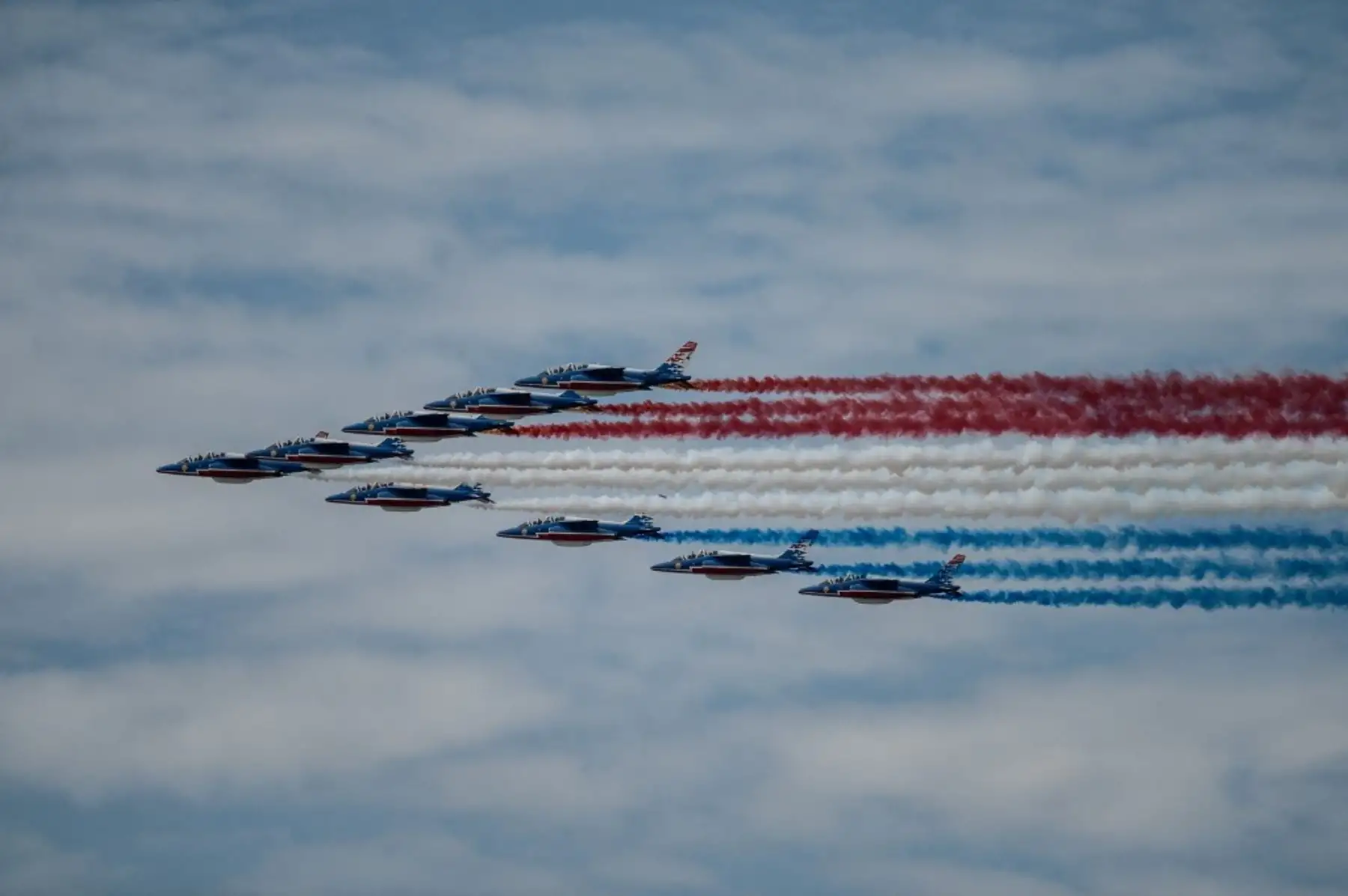 El equipo de vuelo acrobático de élite de la Fuerza Aérea Francesa "Patrouille de France" (PAF) realiza un sobrevuelo durante el desfile militar del Día de la Bastilla en la avenida de los Campos Elíseos en París.  Foto: AFP
