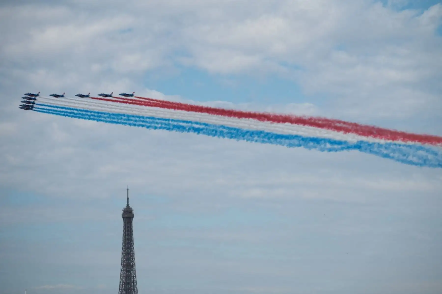 El equipo de vuelo acrobático de élite de la Fuerza Aérea Francesa "Patrouille de France" (PAF) realiza un sobrevuelo durante el desfile militar del Día de la Bastilla en la avenida de los Campos Elíseos en París.  Foto: AFP