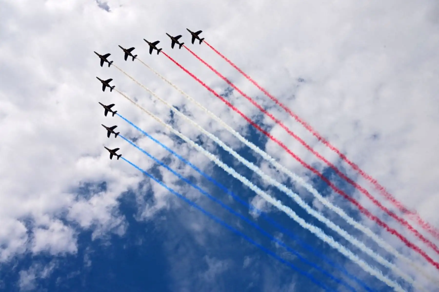 El equipo de vuelo acrobático de élite de la Fuerza Aérea Francesa "Patrouille de France" (PAF) realiza un sobrevuelo durante el desfile militar del Día de la Bastilla en la avenida de los Campos Elíseos en París.  Foto: AFP