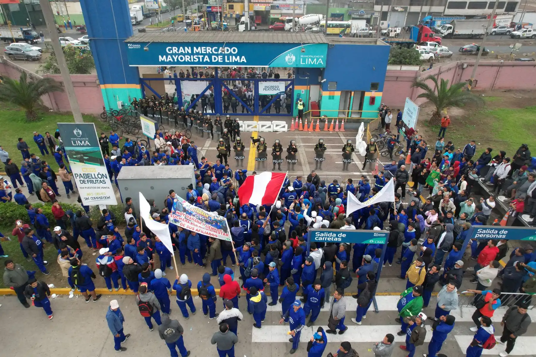 Los comerciantes del Gran Mercado Mayorista de Santa Anita realizan un paro de 48 horas debido al incremento de las tarifas a los vehículos desabastecedores de productos de primera necesidad para el ingreso y salida a este establecimiento. Foto: ANDINA/ Juan Carlos Guzmán