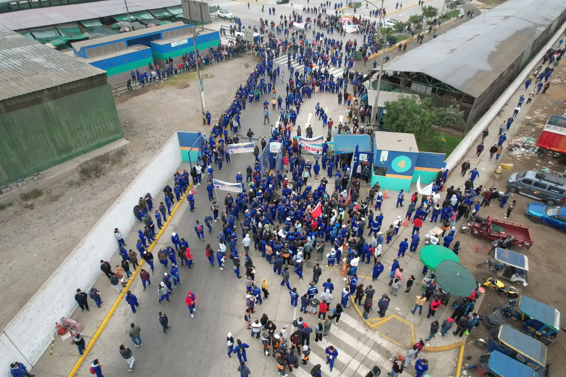 Los comerciantes del Gran Mercado Mayorista de Santa Anita realizan un paro de 48 horas debido al incremento de las tarifas a los vehículos desabastecedores de productos de primera necesidad para el ingreso y salida a este establecimiento. Foto: ANDINA/ Juan Carlos Guzmán
