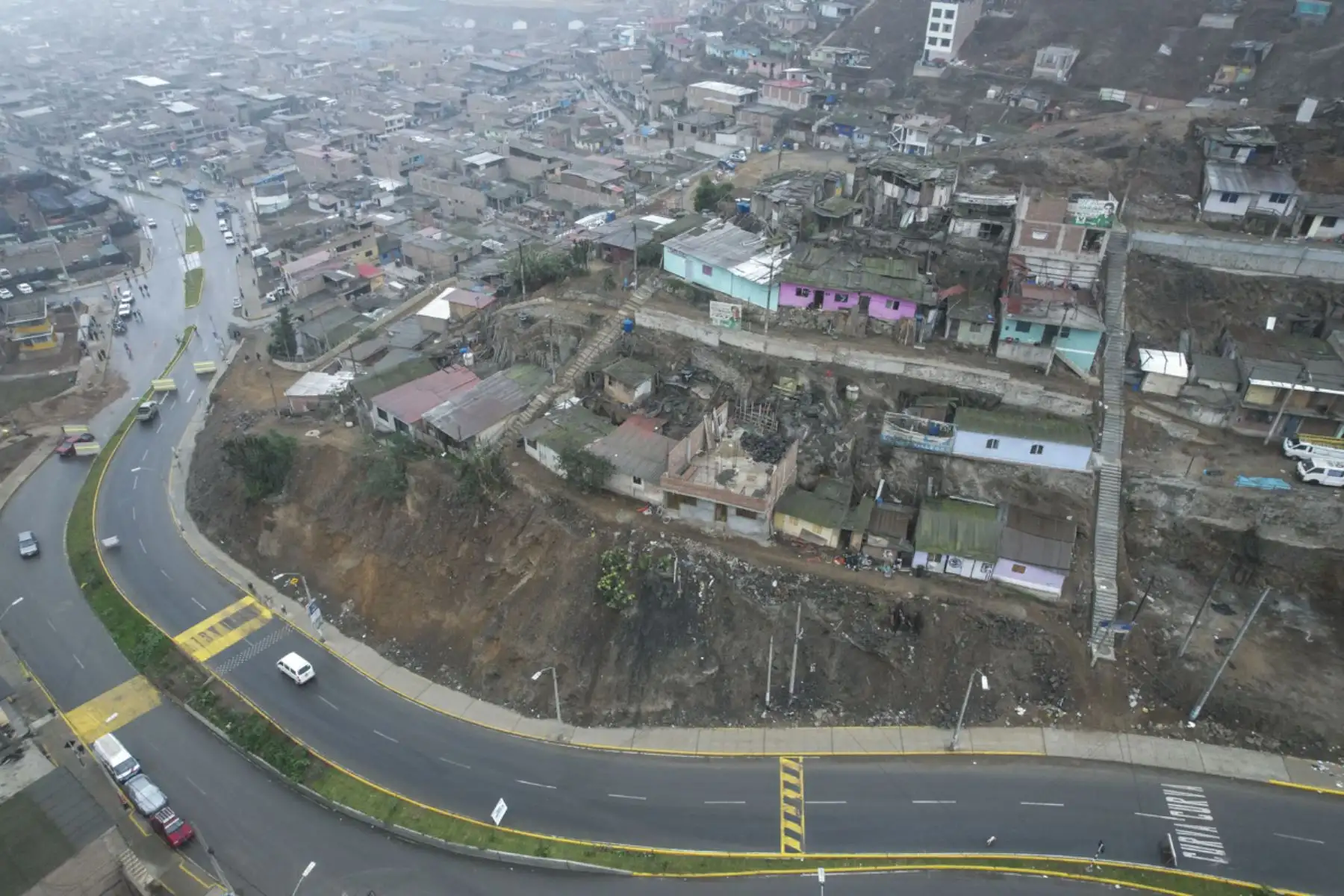 La avenida Fernando Belaunde Terry, conocida como Pasamayito, que une Comas y San Juan de Lurigancho (SJL), fue cerrada hoy temporalmente por la Empresa Municipal de Apoyo a Proyectos Estratégicos (Emape S.A.), a fin de realizar diversas obras que mejoren su transitabilidad y seguridad. Foto: ANDINA/ Juan Carlos Guzmán
