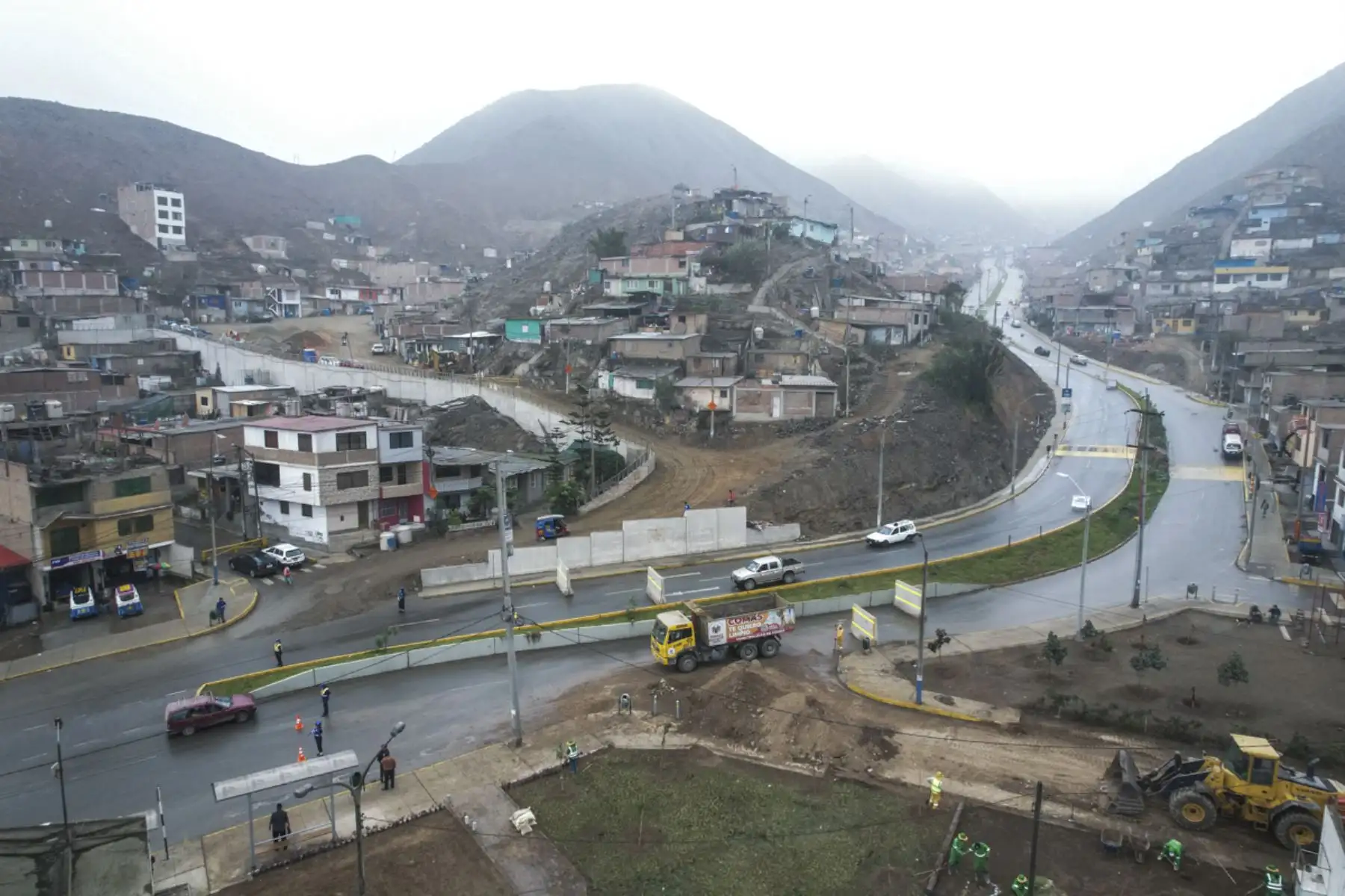 La avenida Fernando Belaunde Terry, conocida como Pasamayito, que une Comas y San Juan de Lurigancho (SJL), fue cerrada hoy temporalmente por la Empresa Municipal de Apoyo a Proyectos Estratégicos (Emape S.A.), a fin de realizar diversas obras que mejoren su transitabilidad y seguridad. Foto: ANDINA/ Juan Carlos Guzmán
