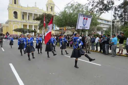 La UGEL de cada provincia tiene a su cargo la organización de los desfiles escolares.